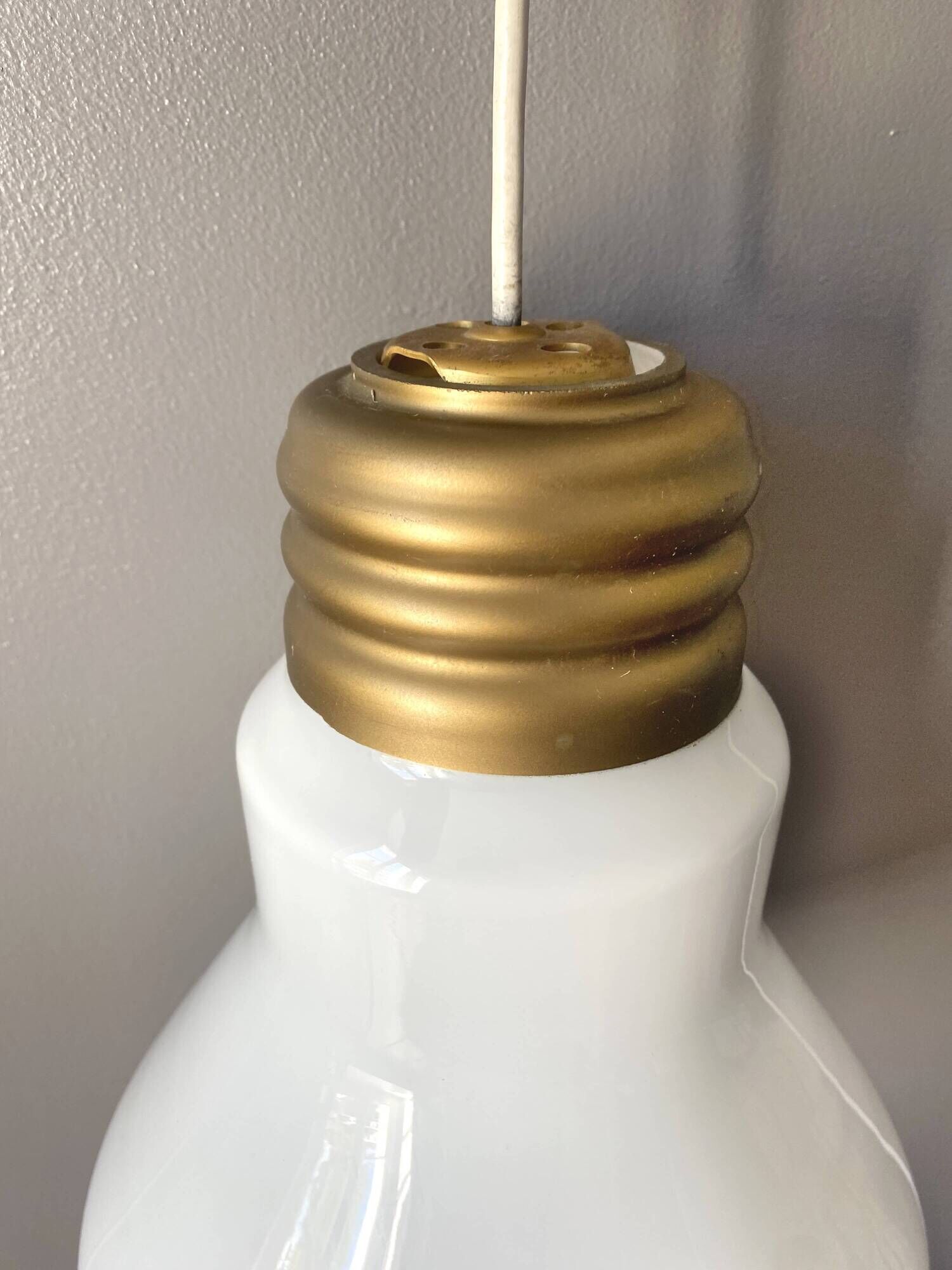 Authentique Suspension forme ampoule géante en opaline des années 80