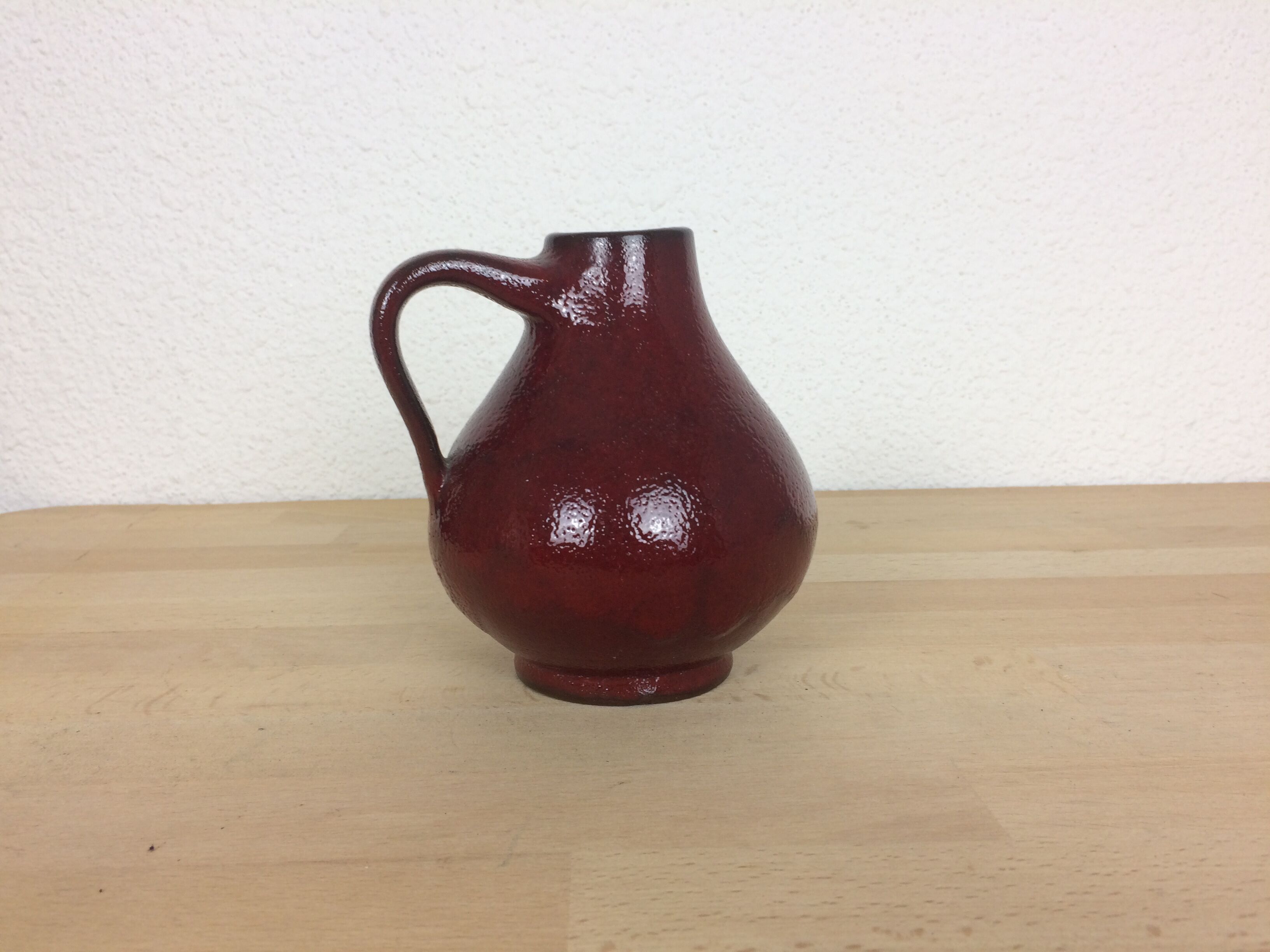 Vase en céramique rouge avec anse