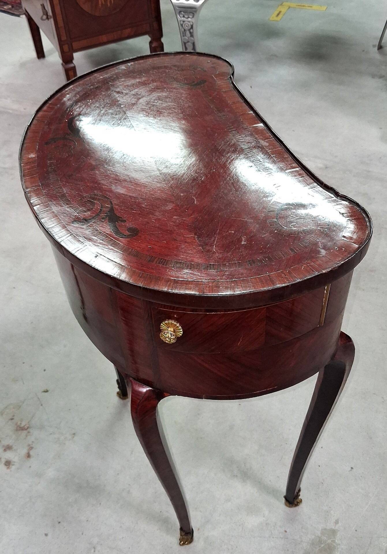 Lady's Commode in Marquetry, Louis XV style, work of the 20th century.