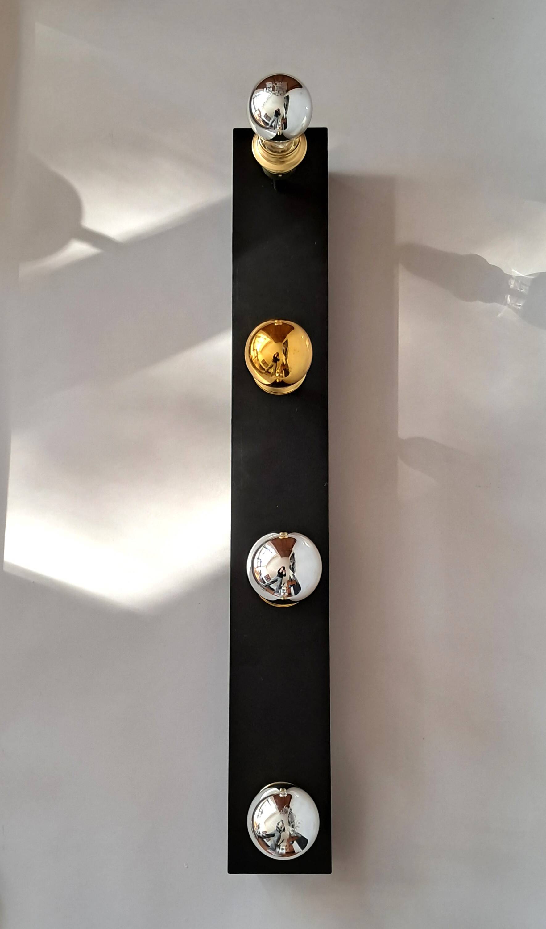 Wall lamp with 4 adjustable lights in black metal and gold-plated brass sockets.