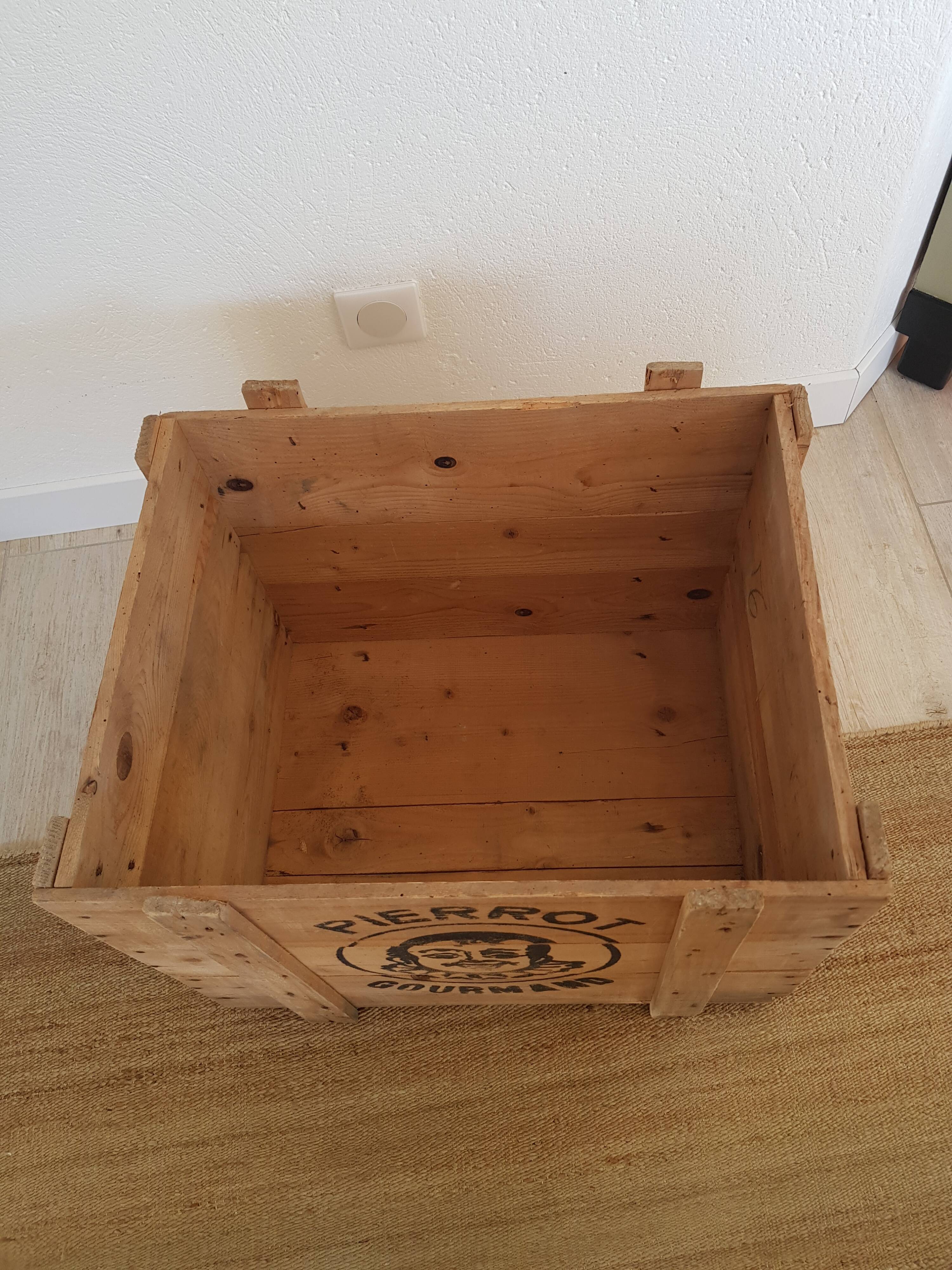 Former pierrot Gourmand wood crate