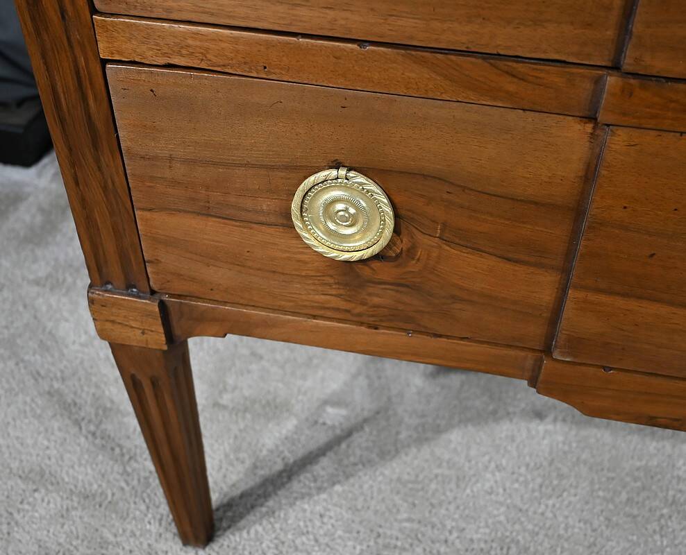 Sauteuse chest of drawers in walnut, Louis XVI period – Late 18th century