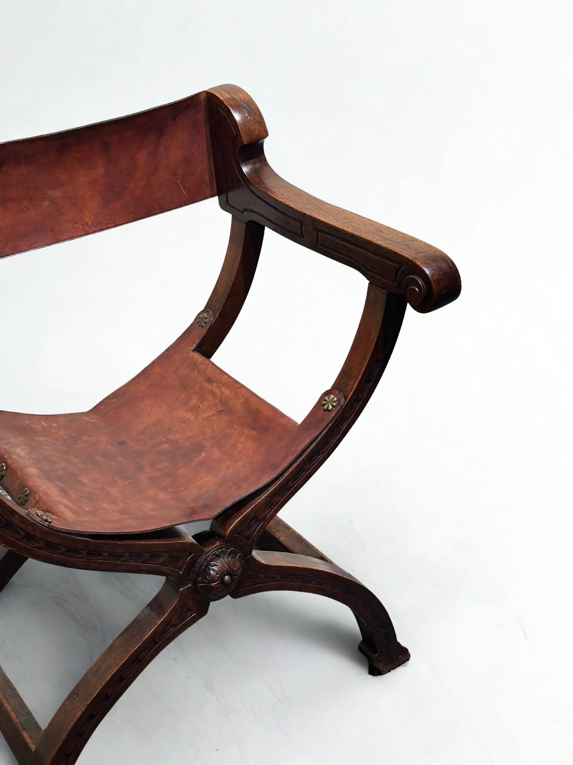 Chaise trône Savonarole française antique