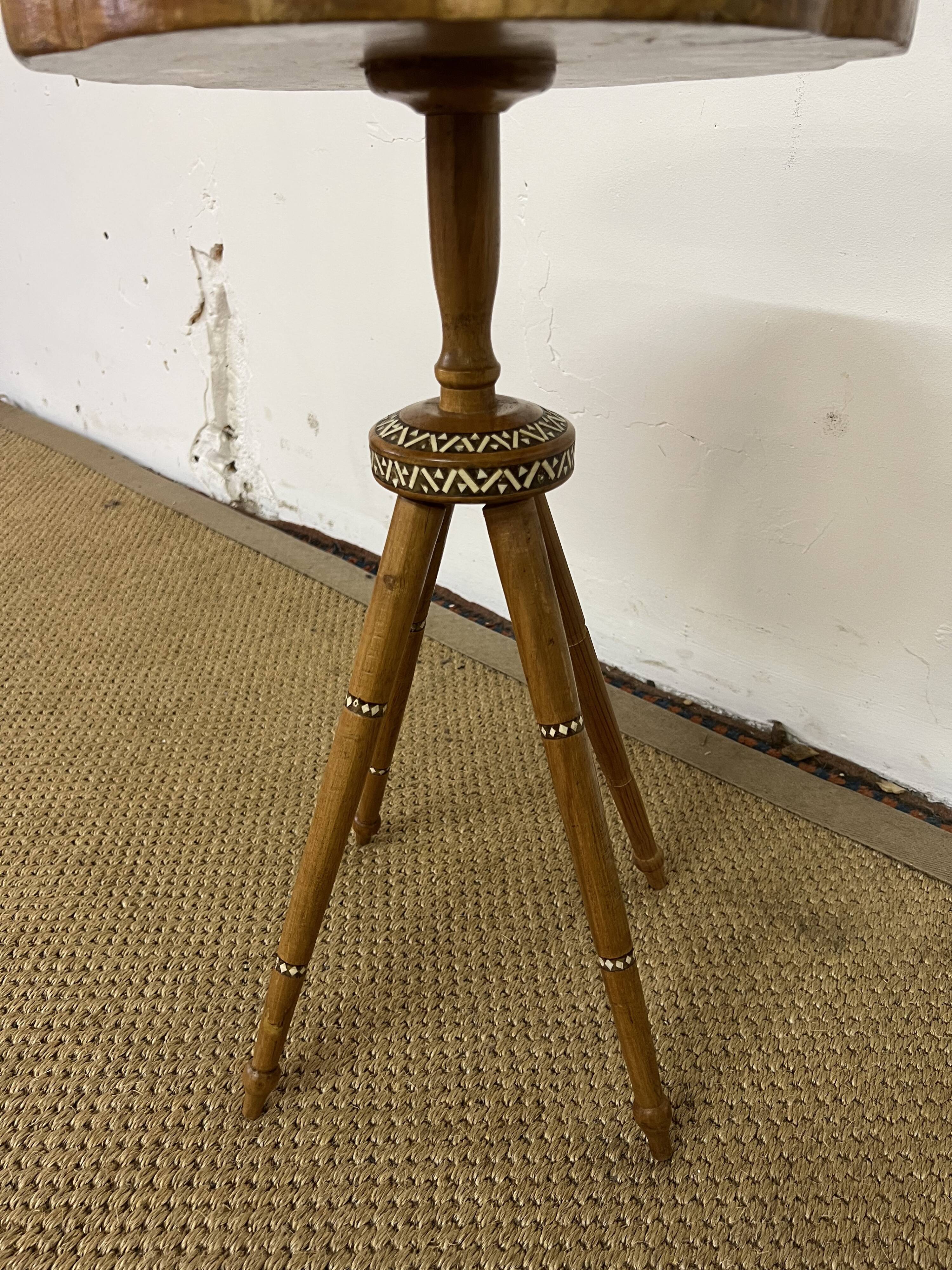 Wooden pedestal table / harness