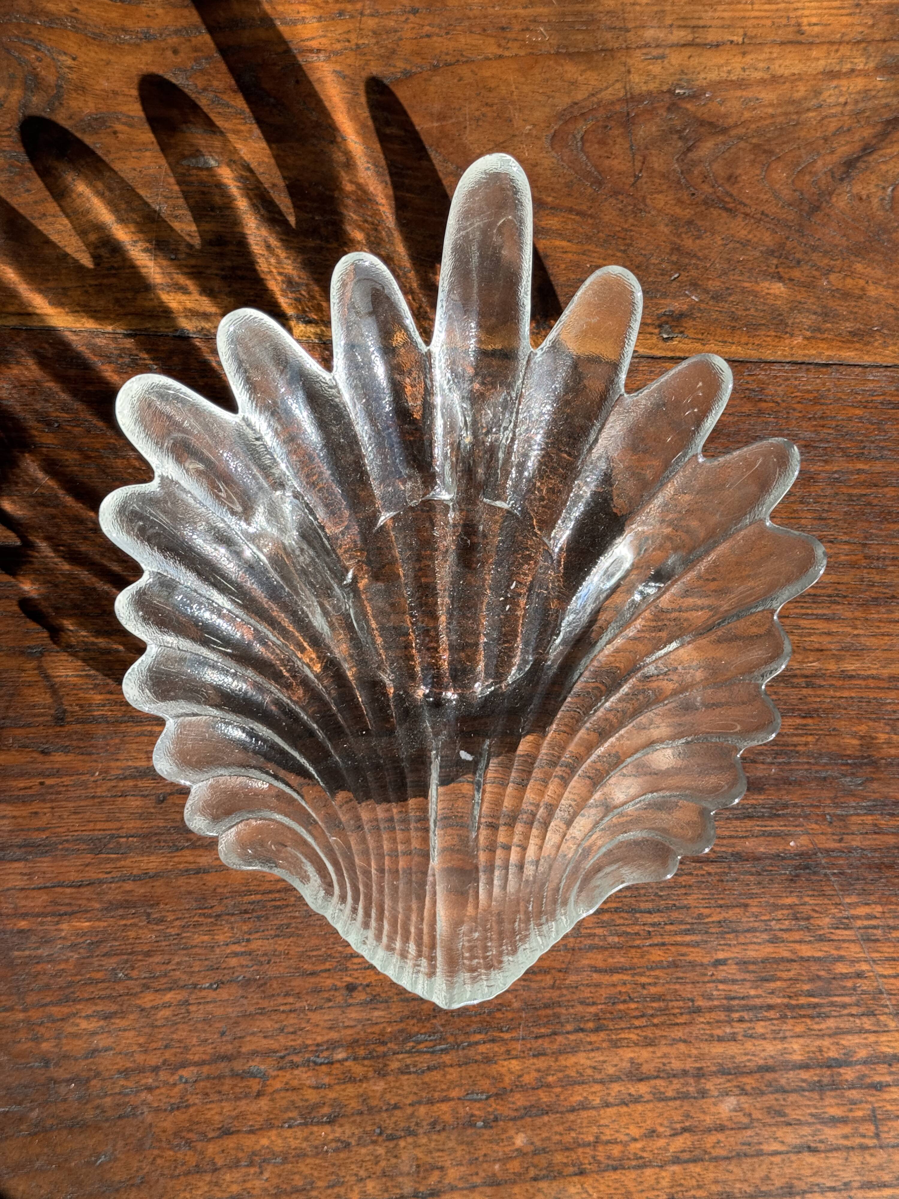 Large stylised shell bowl in vintage glass D22