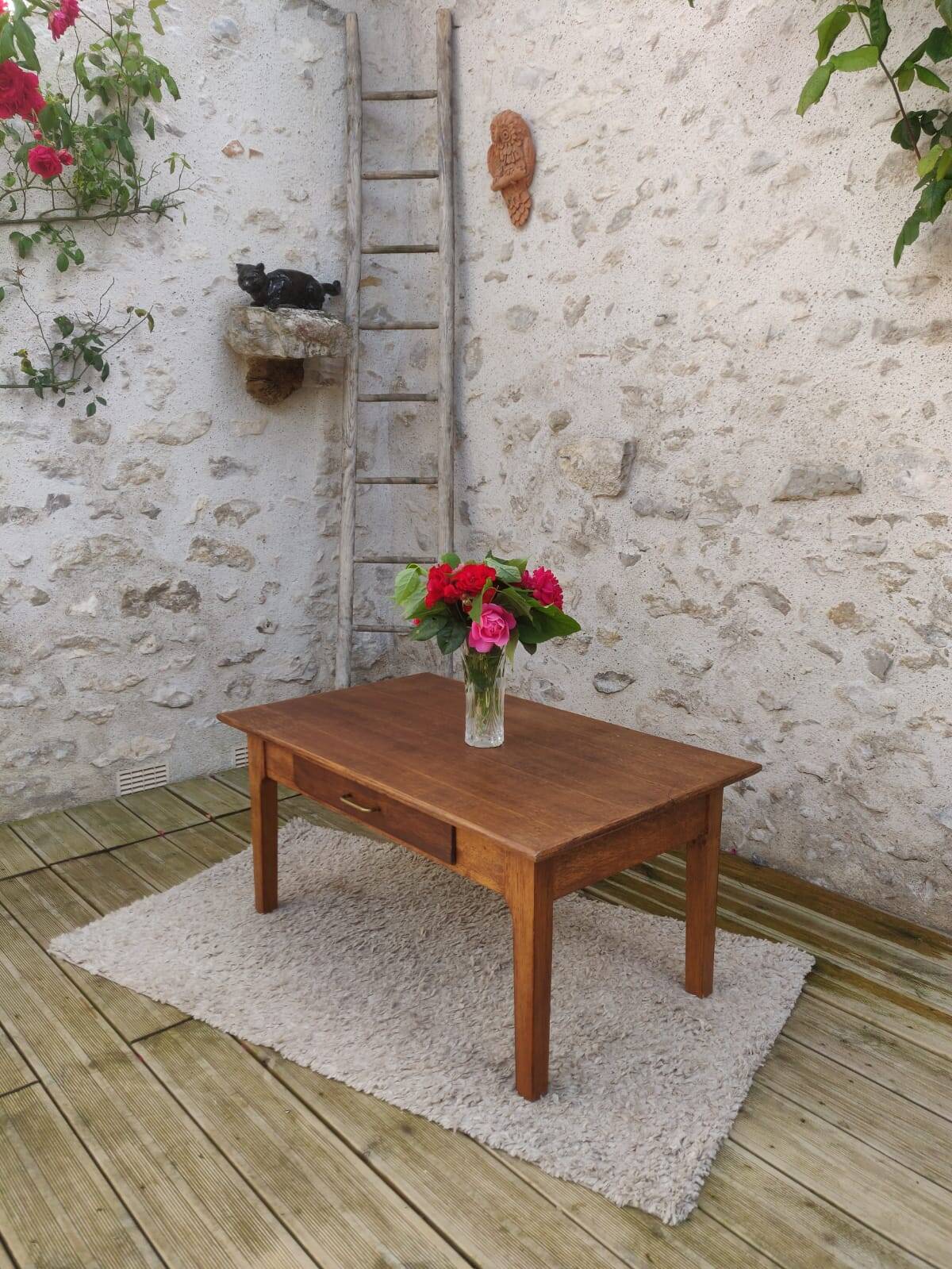 Coffee table with drawer