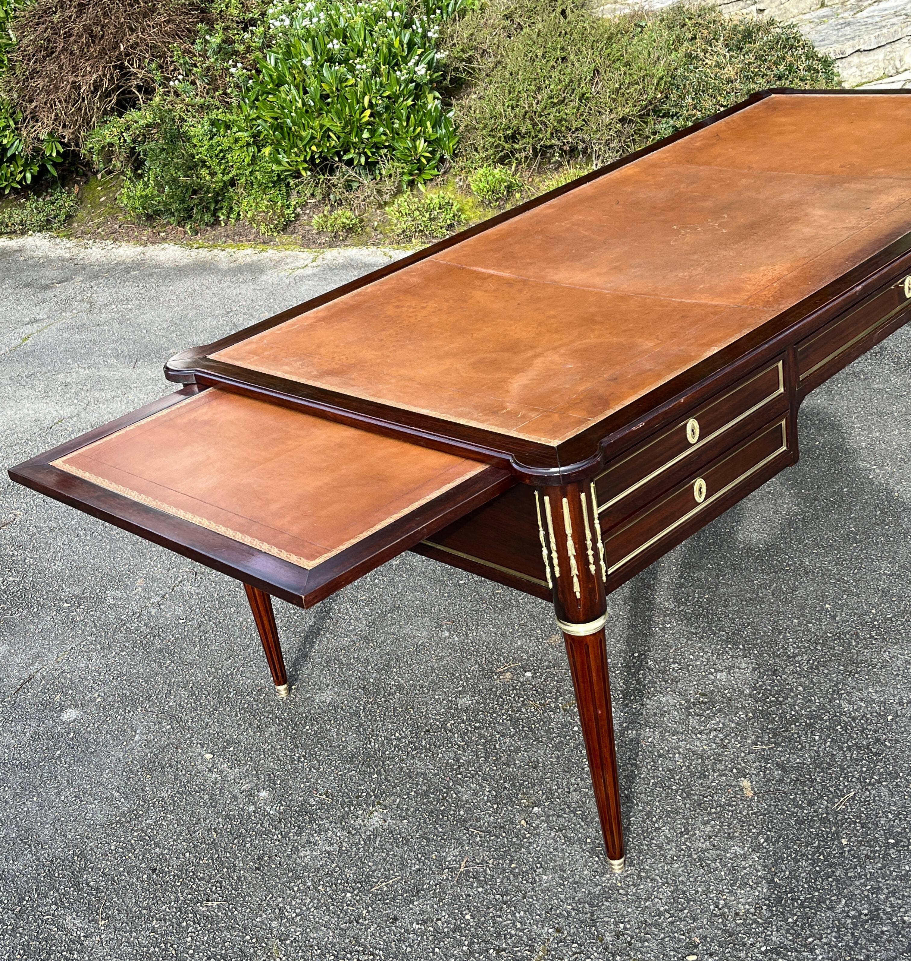Large ministerial desk in Louis XVI style