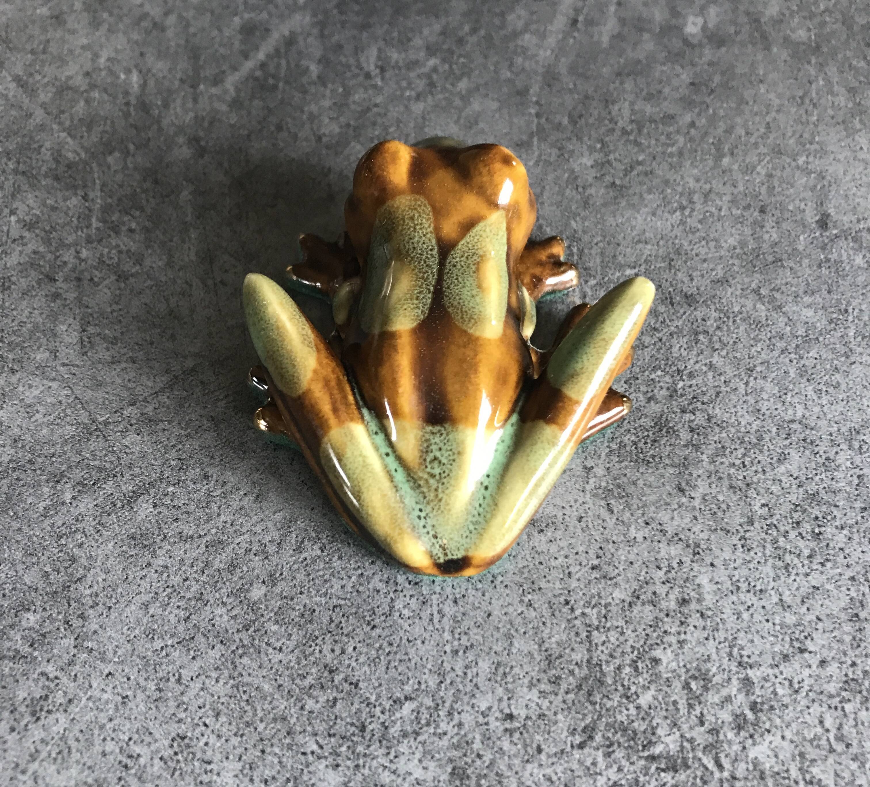 FROG figurine in enameled CERAMIC Vintage Golden Pond collection