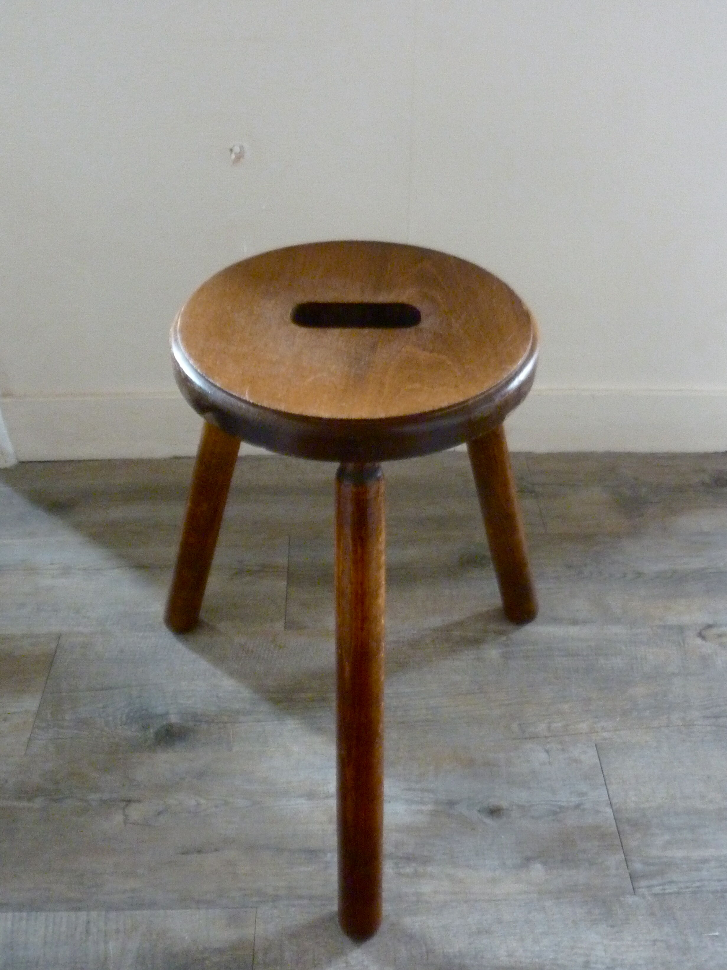 Tripod stool in raw wood with handle