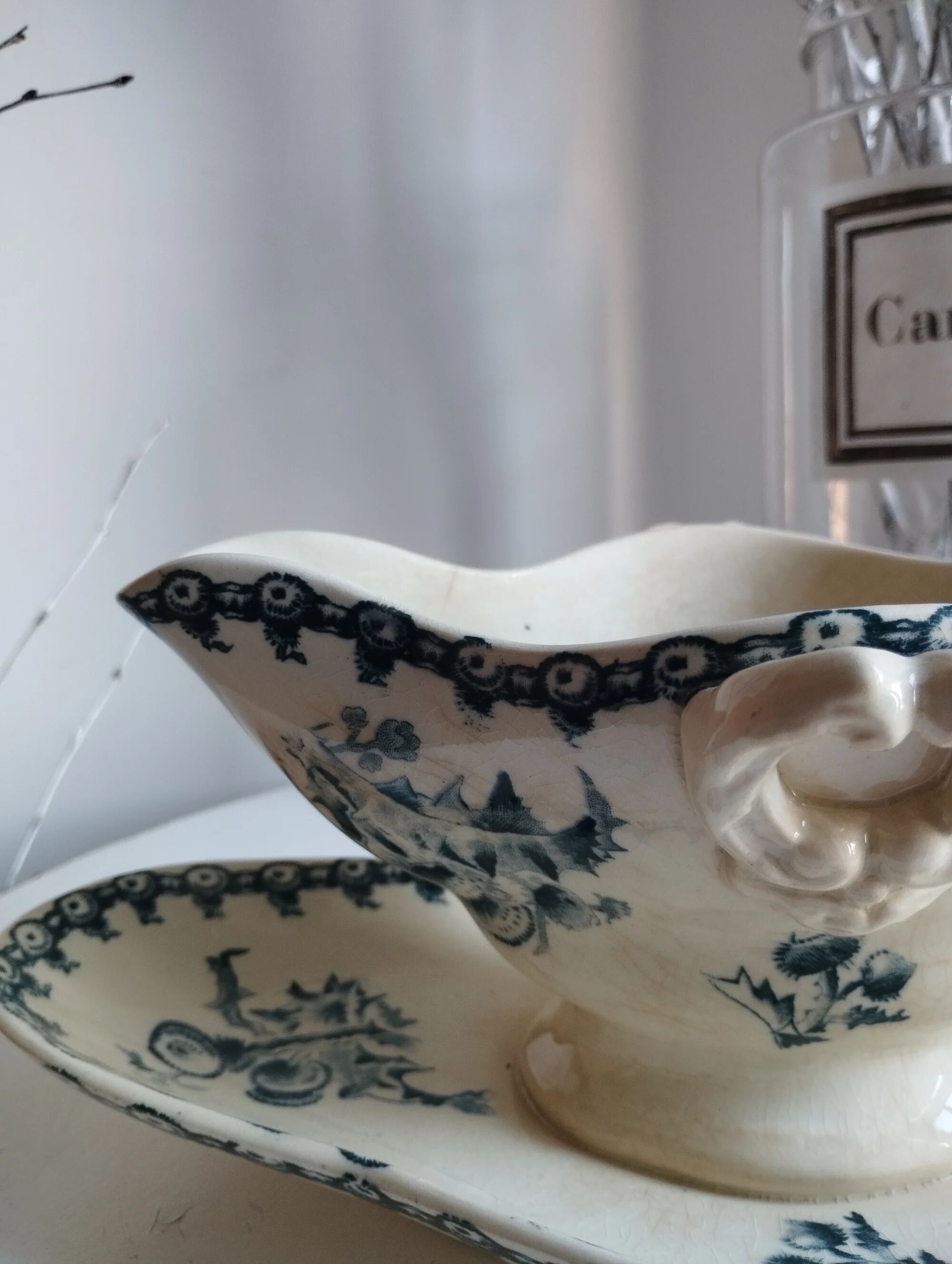 Large sauceboat on ironstone base Gien "Thistles"