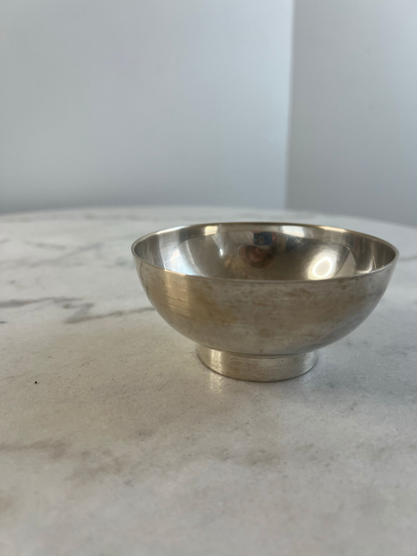 Silver-plated metal bowl — Sleek shape on a stand, modernist style