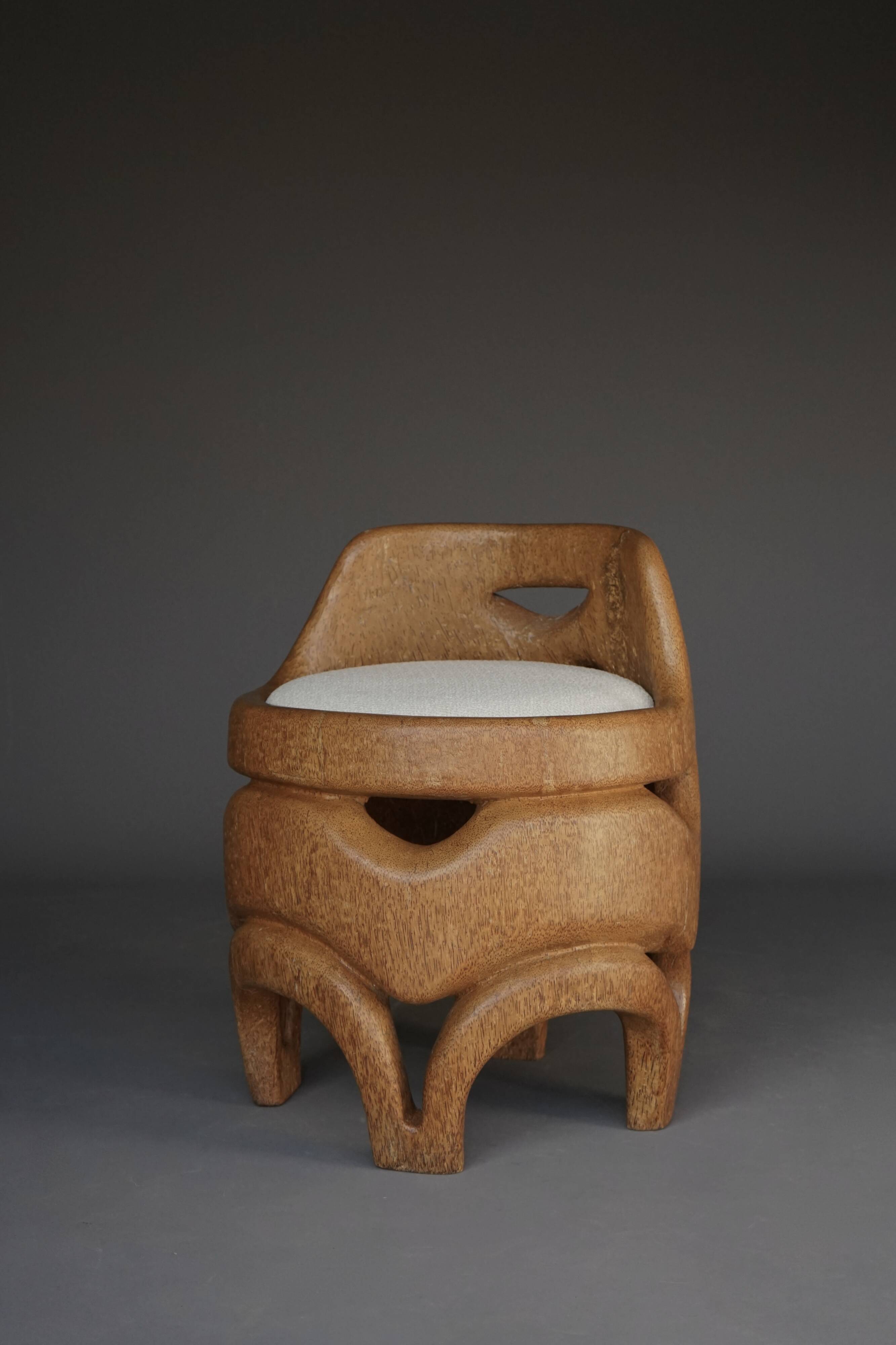 Chaise d'appoint en bois de palmier sculptée et fabriquée à la main, années 1970