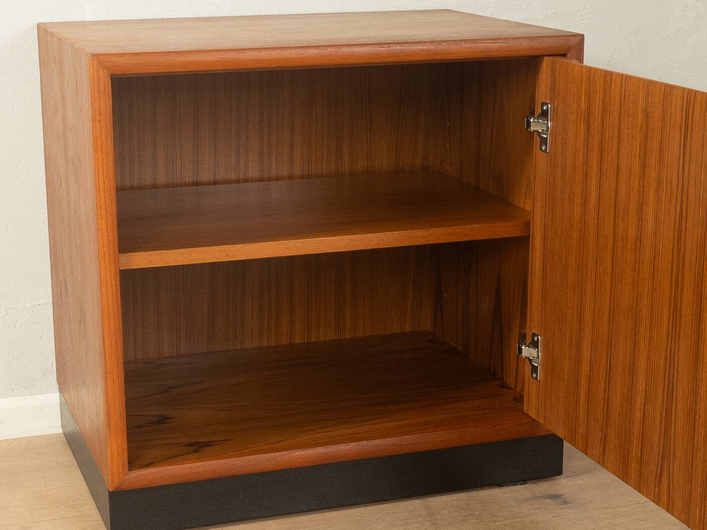 Commode classique des années 1960, en placage de teck.