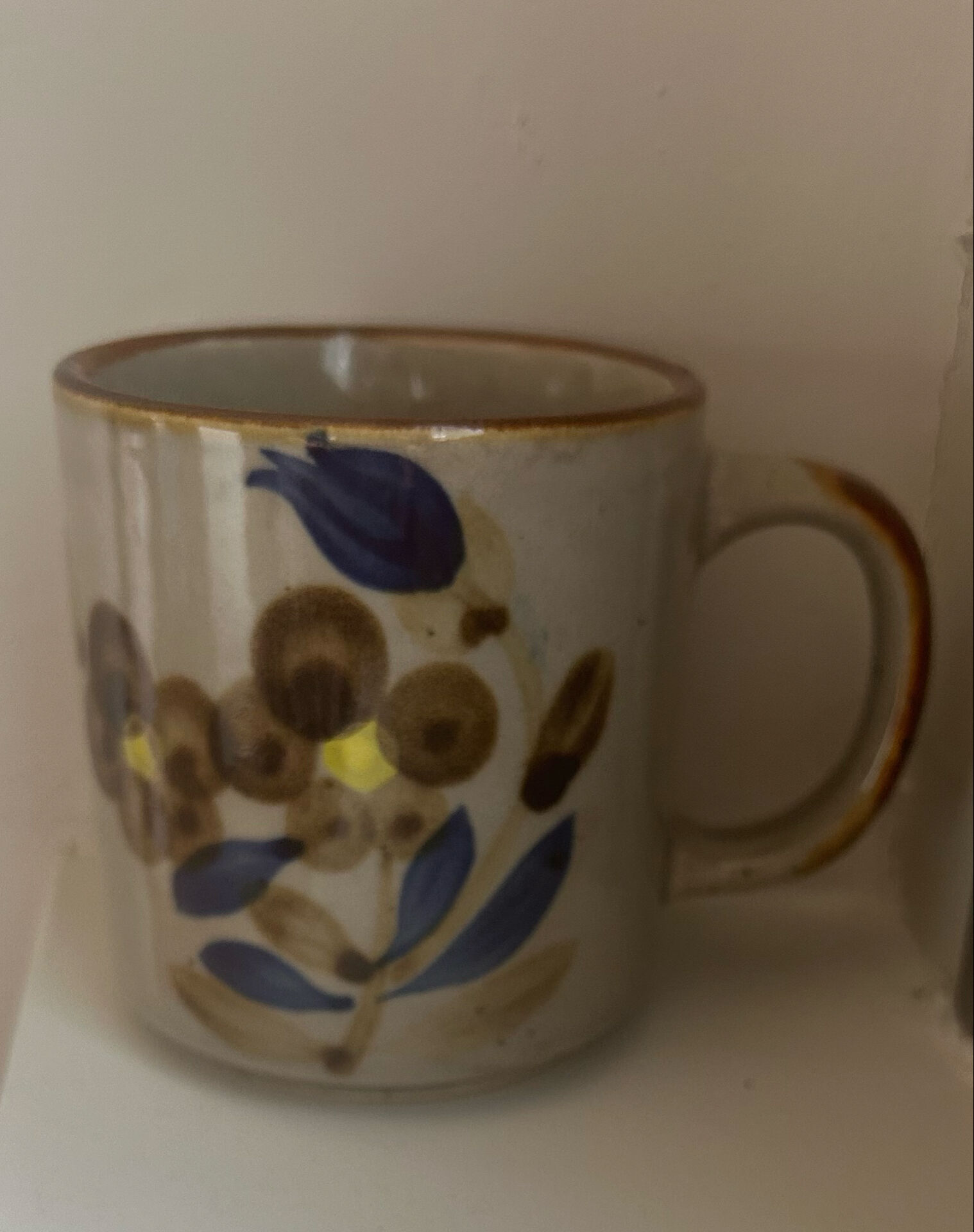 Vintage stoneware mug – Hand-painted floral pattern – Art Deco style