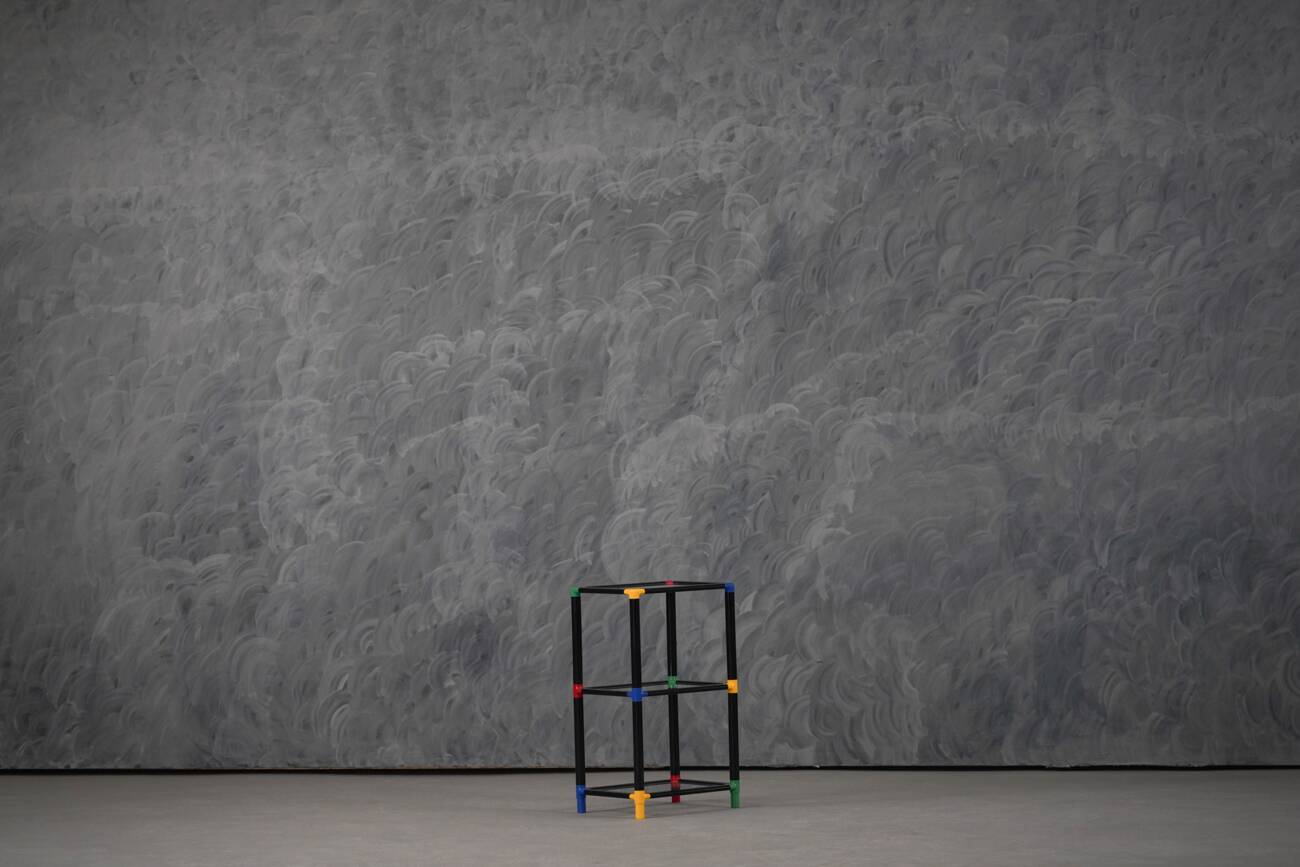 Vintage Memphis small display cabinet, Italy, 1980s