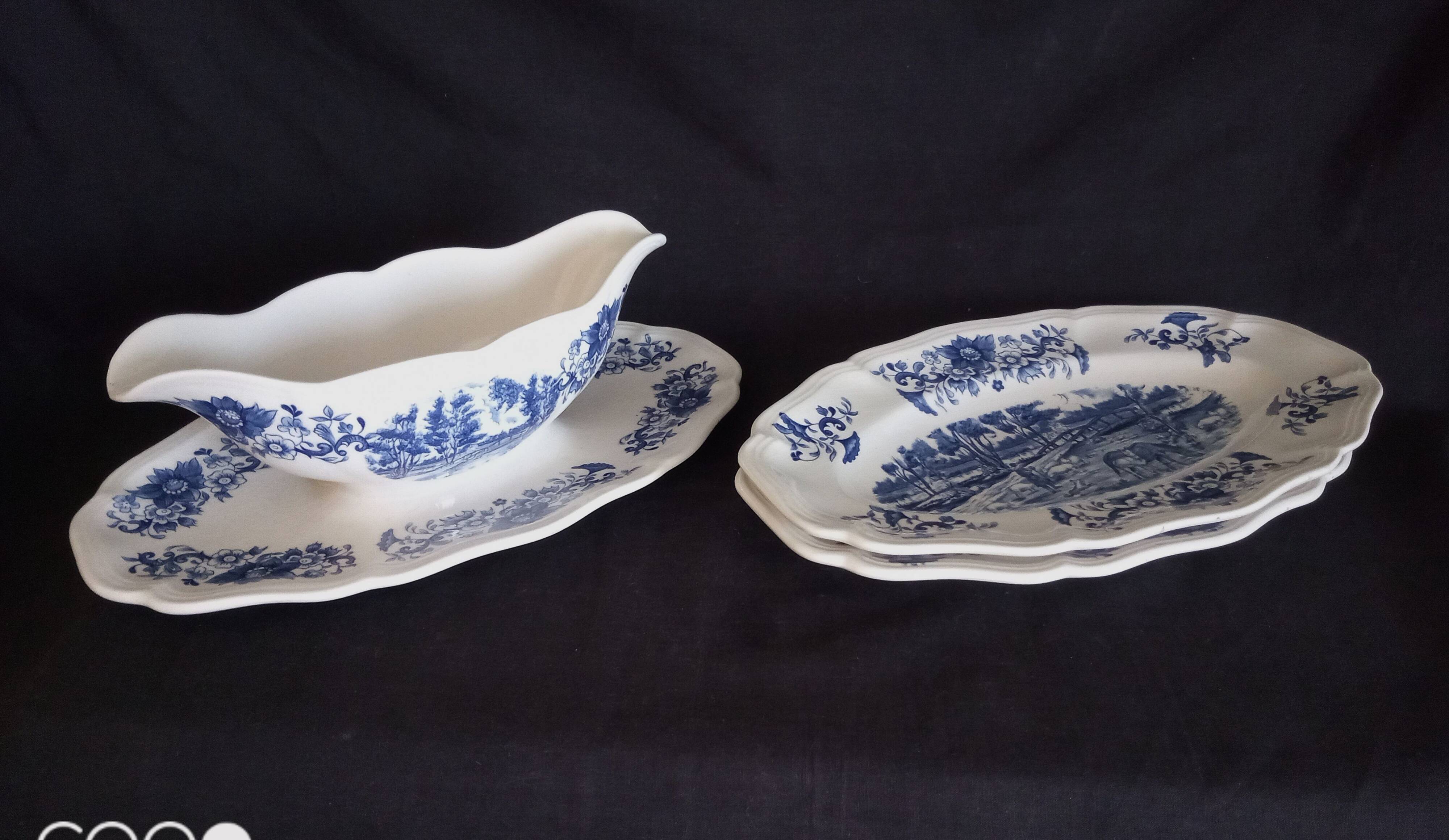 Set of a gravy boat and 2 Sarreguemines ceramic ravines, Derby model