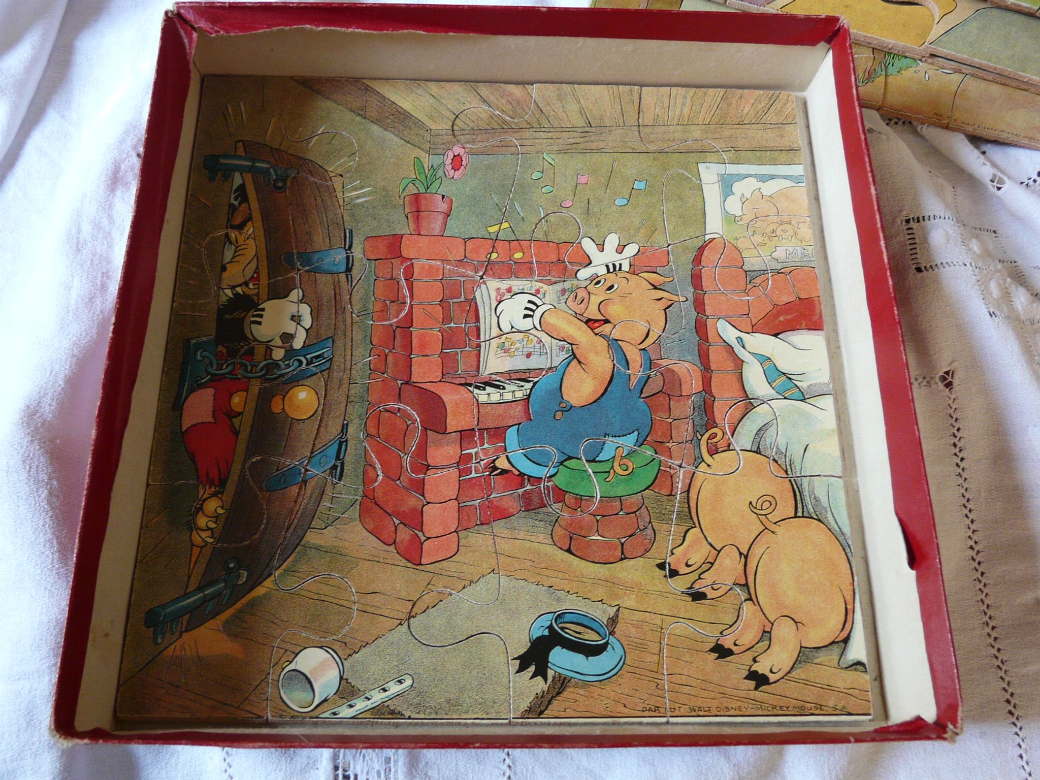 box of 6 wooden puzzles the 3 little walt Dizney pigs
