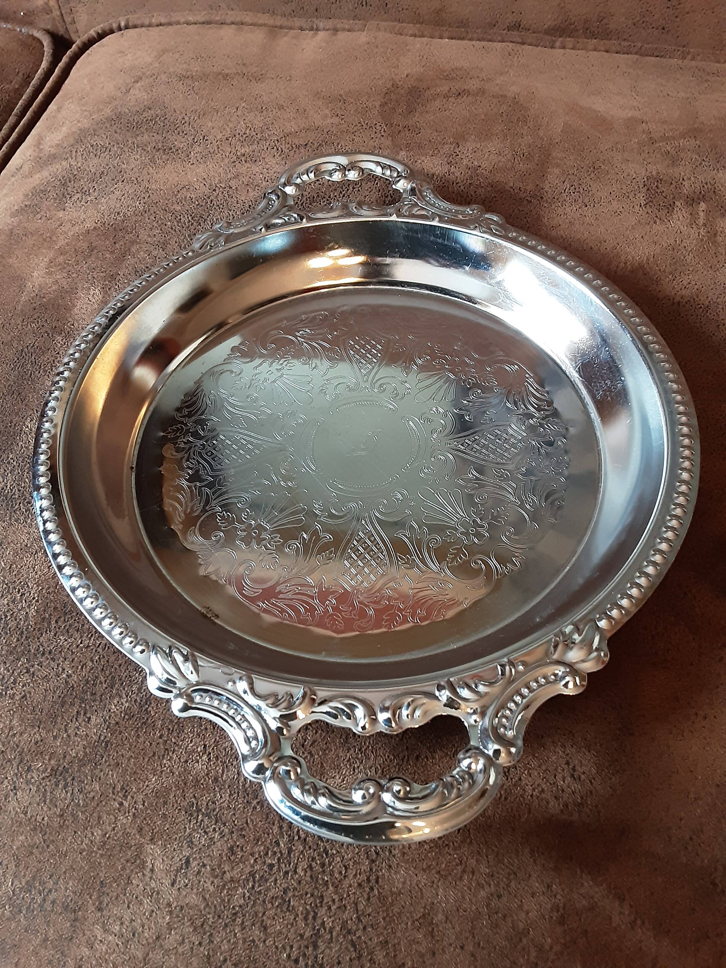 Set of 2 metal dishes