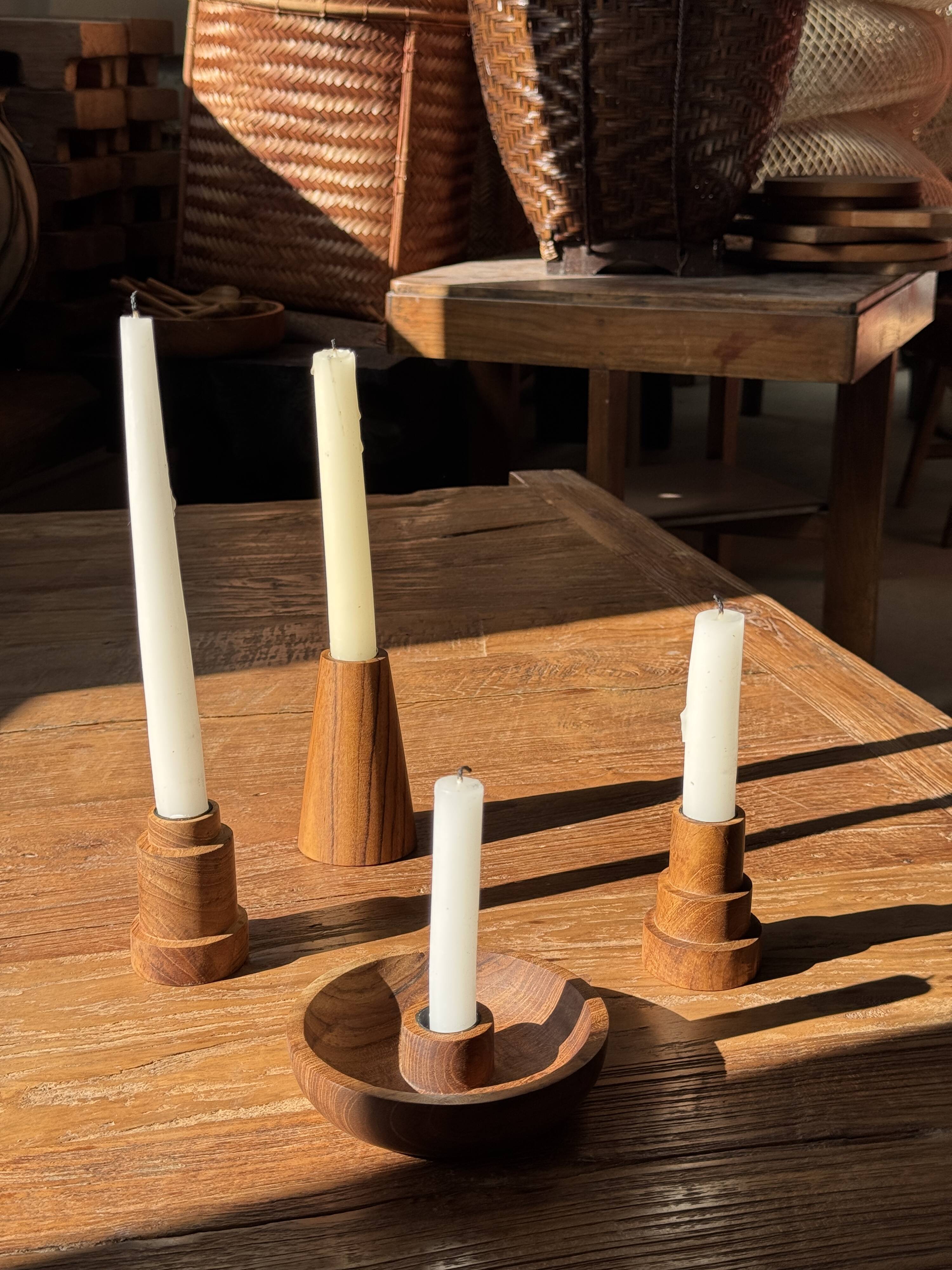 Circular teak monoxyle candlestick, pyramidal with a high central part H7 D5.