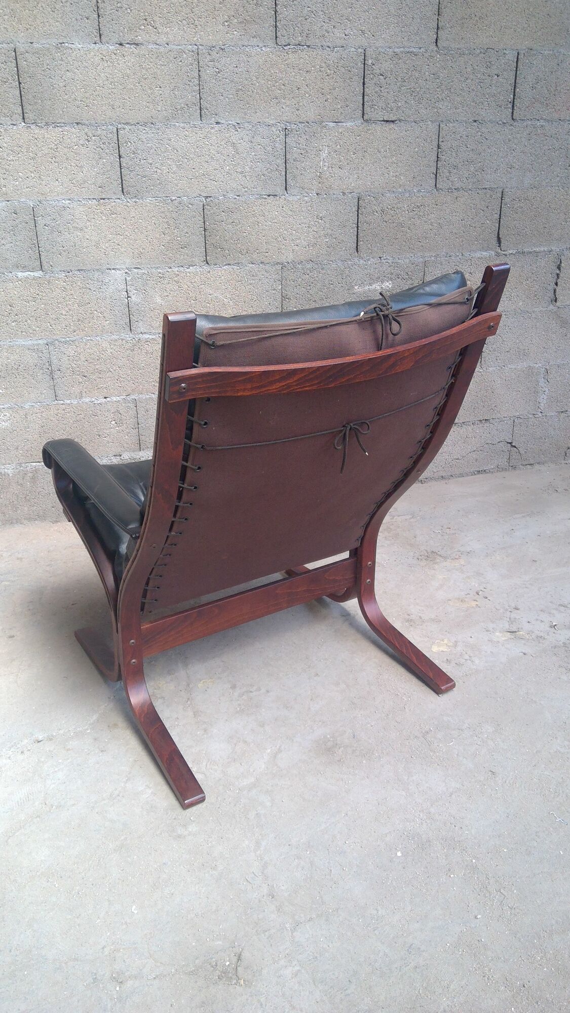 Fauteuil en cuir noir scandinave Ingmar Relling Westnofa circa 1960