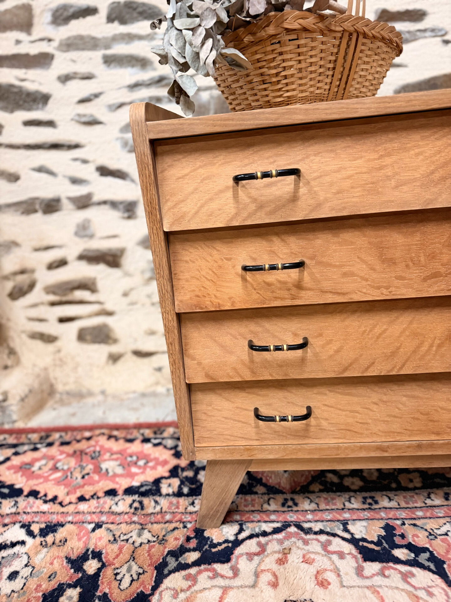 Pretty low chest of drawers from the 50s and 60s.