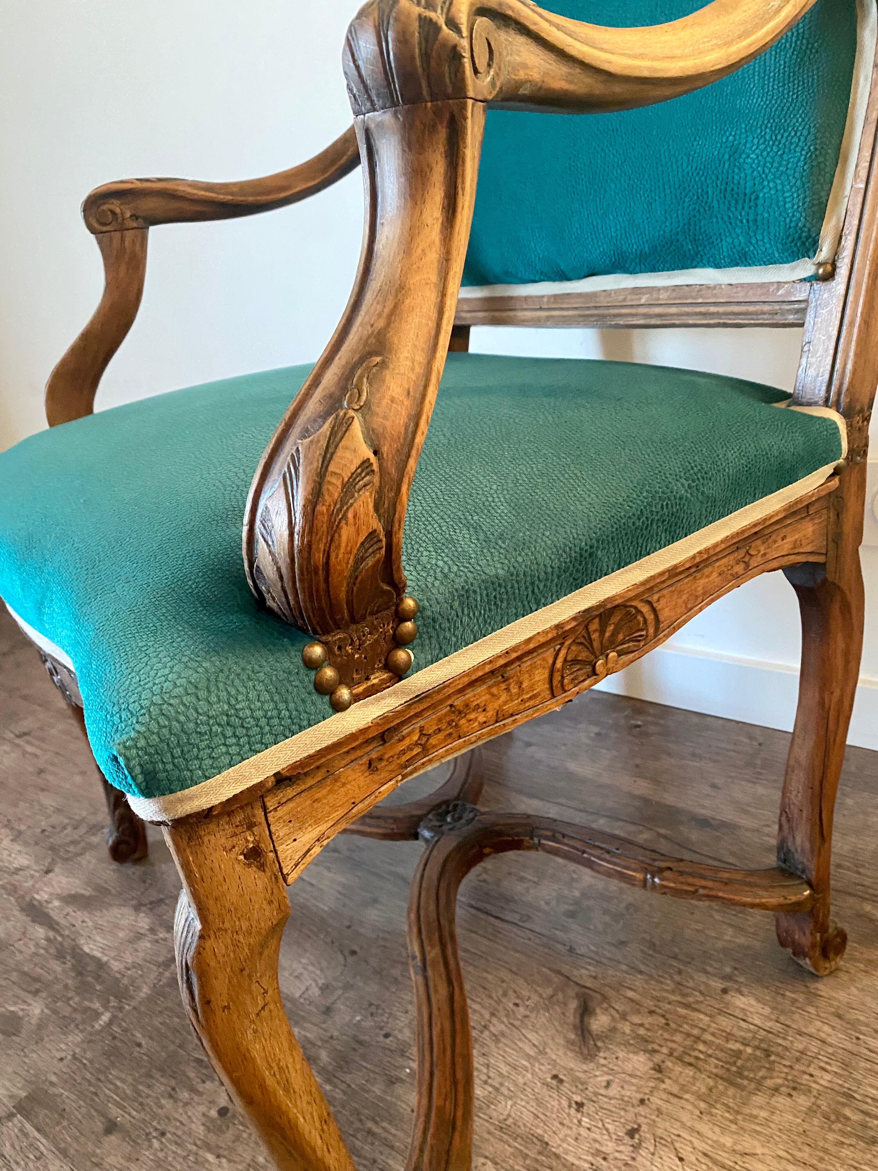 Fauteuil régence retapissé velours vert émeraude