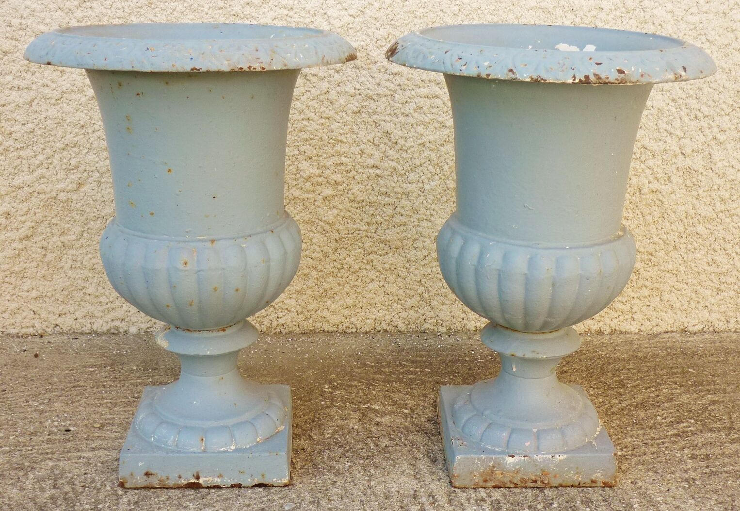Pair of old Medici vase in cast iron, early XXth, H: 43.5cm
