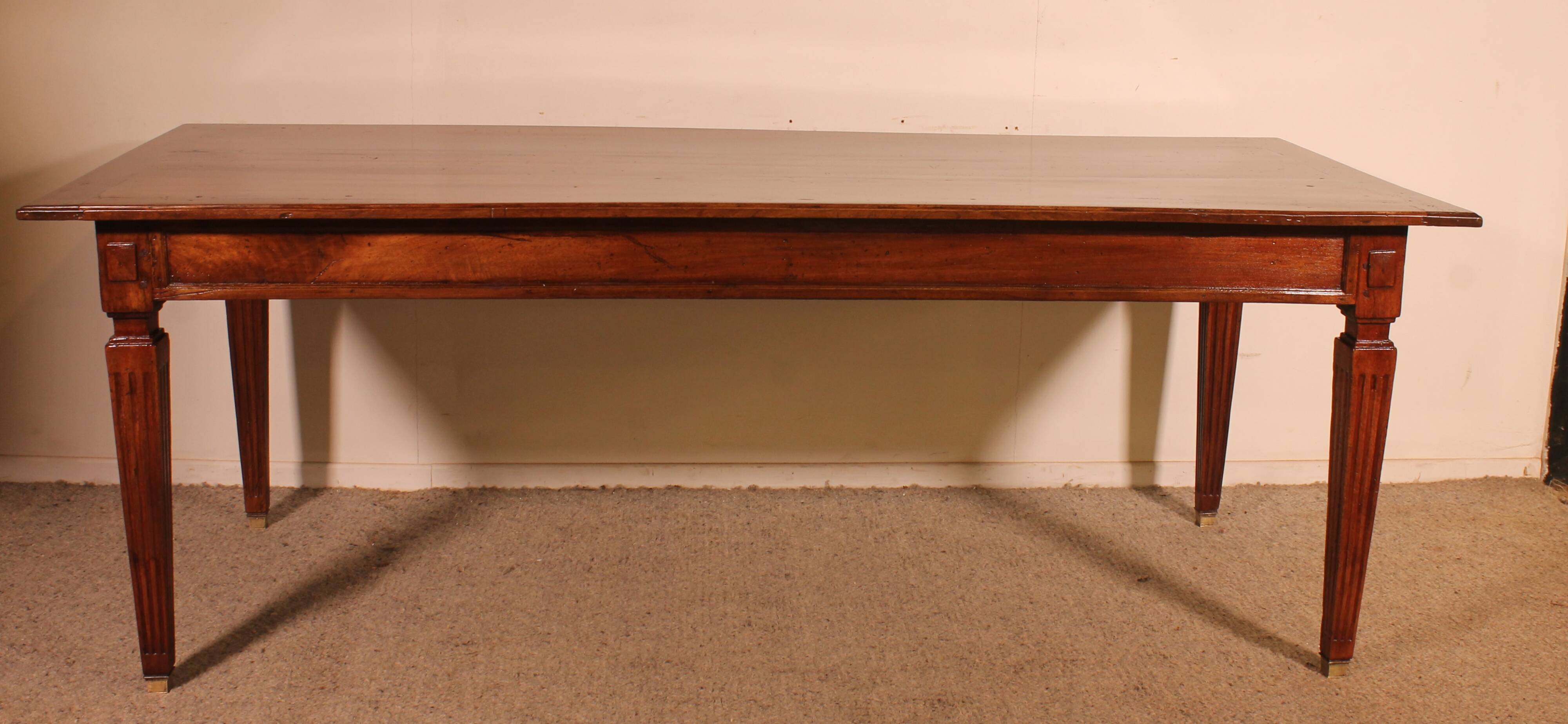 Louis XVI Period Dining Table in Walnut - 18th Century