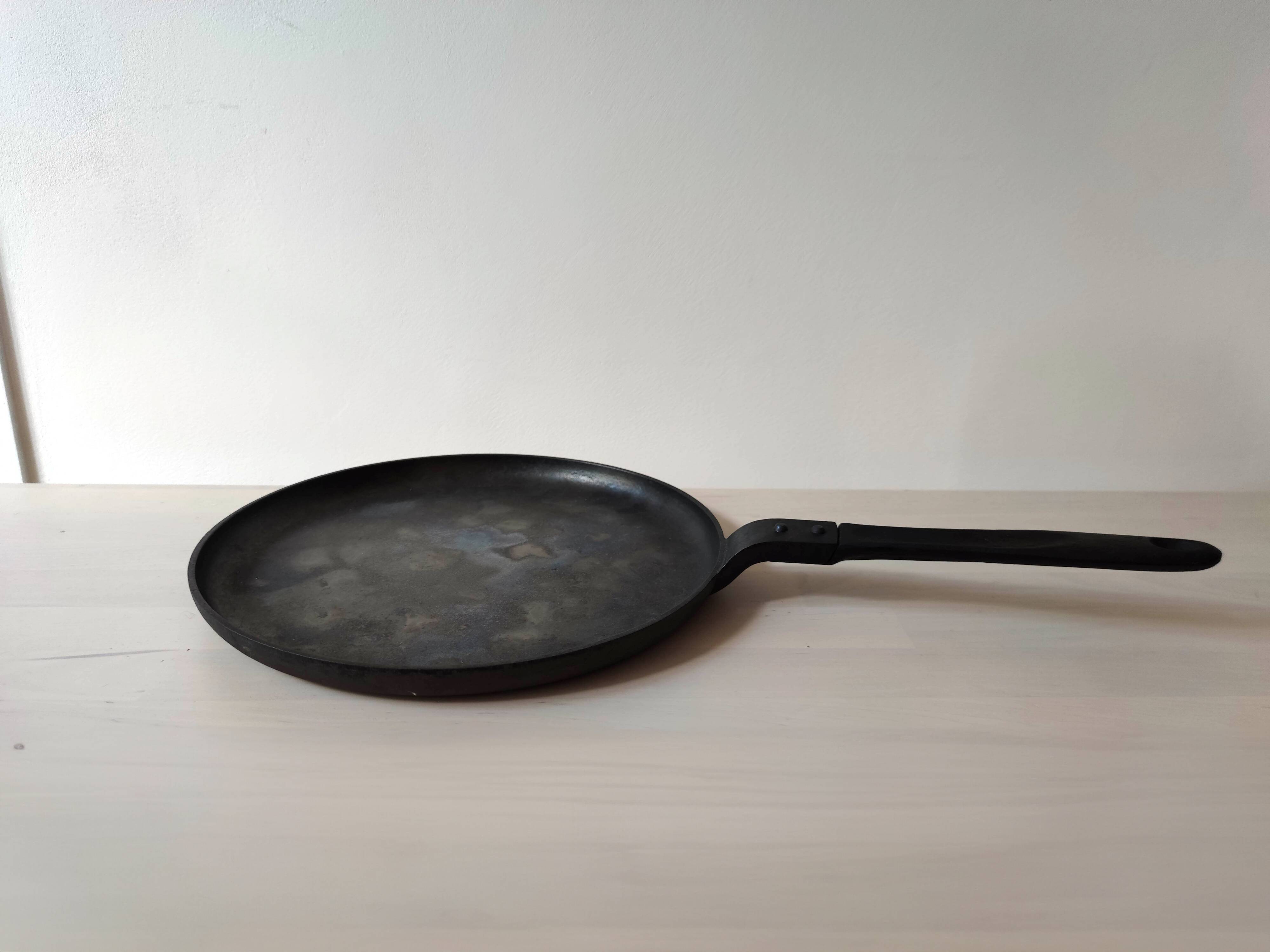 Cast iron pancake pan