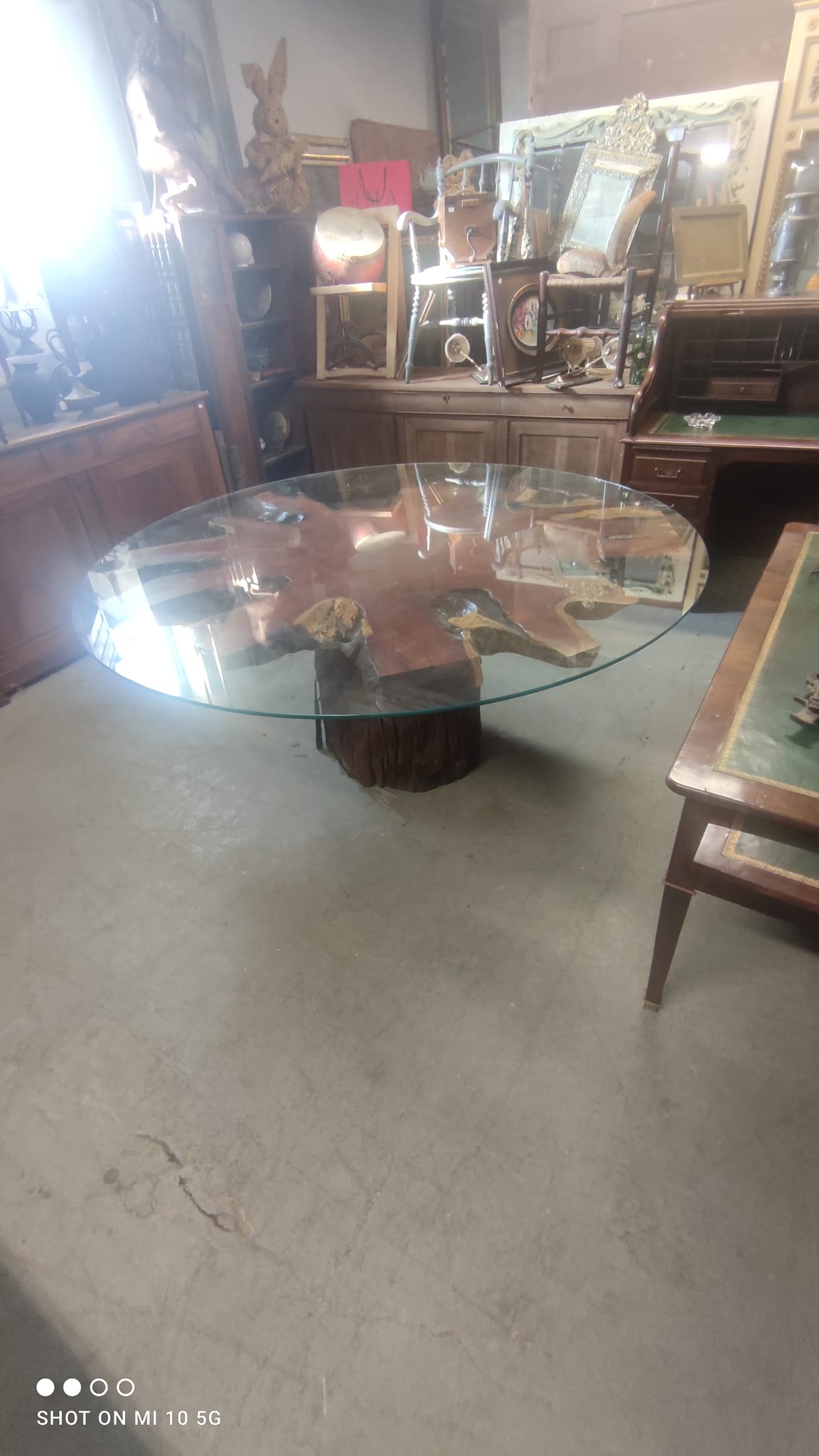 Round table carved from a wooden slice of PADOUK