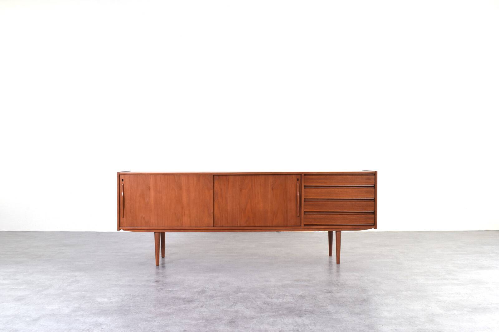 Buffet en teck danois du milieu du siècle, années 1960.