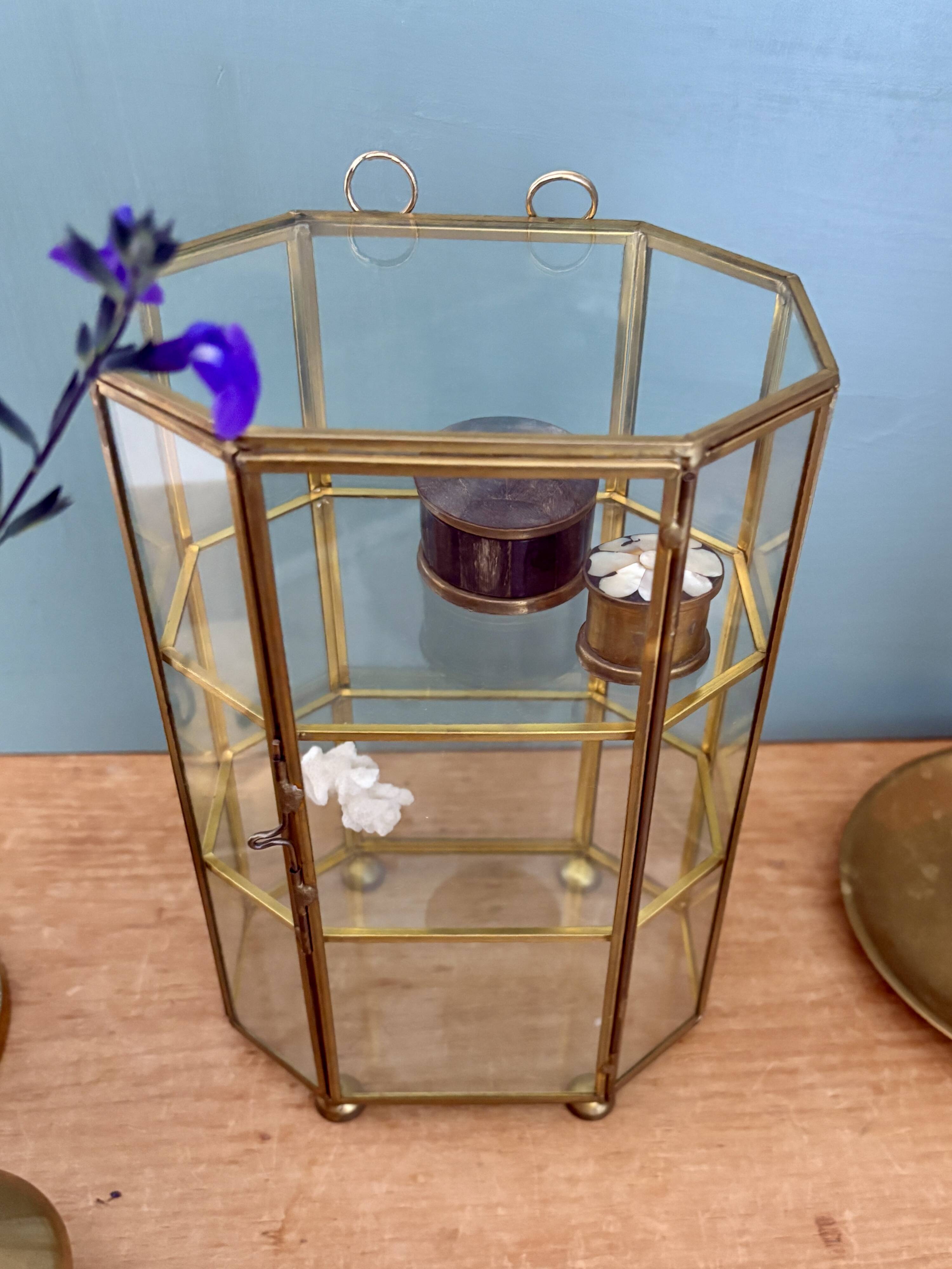 Vitrine vintage en verre et laiton