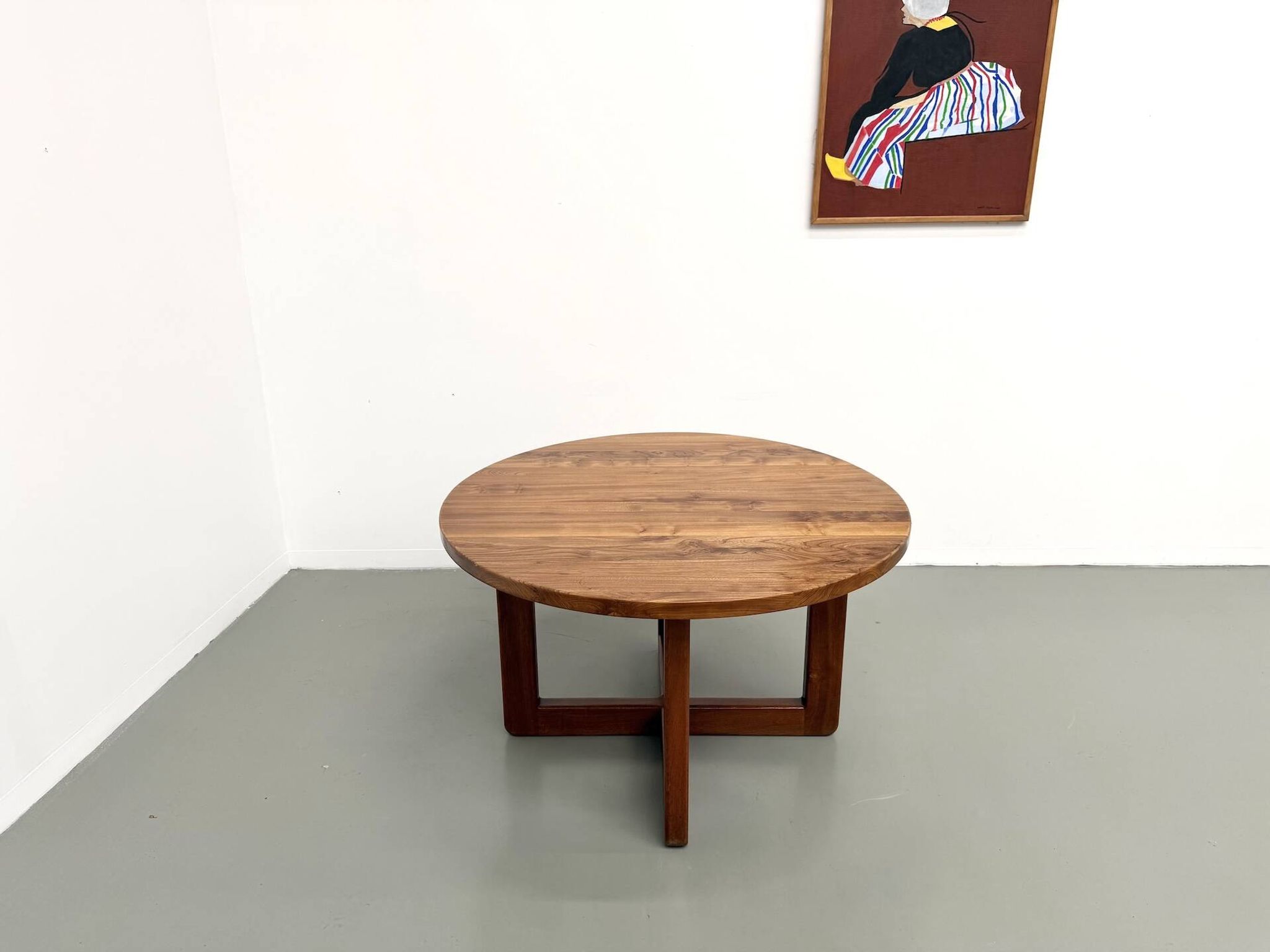 Table ronde moderniste en orme massif, piètement croisé