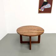 Table ronde moderniste en orme massif, piètement croisé