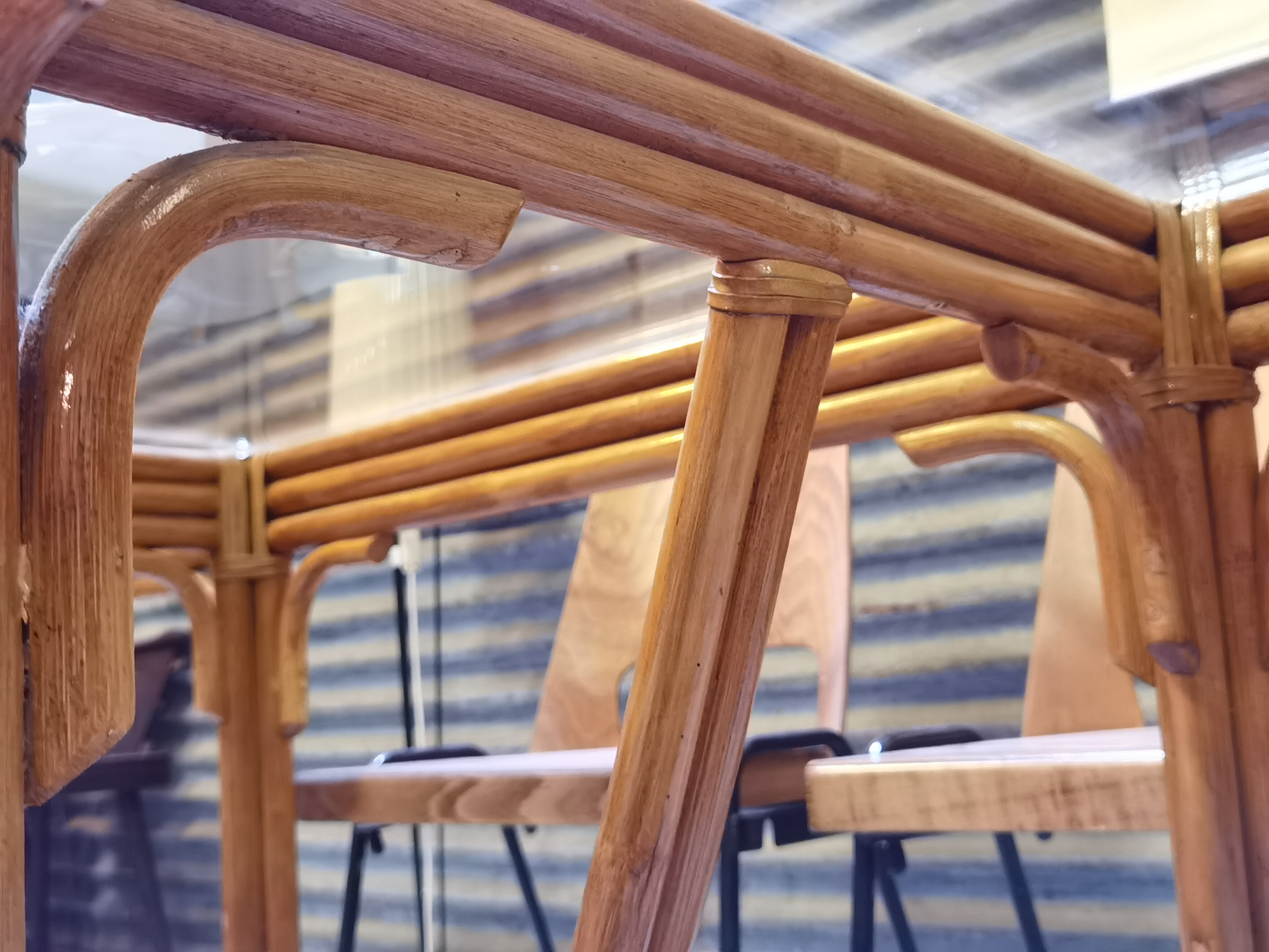 Dining table in rattan and glass 1960