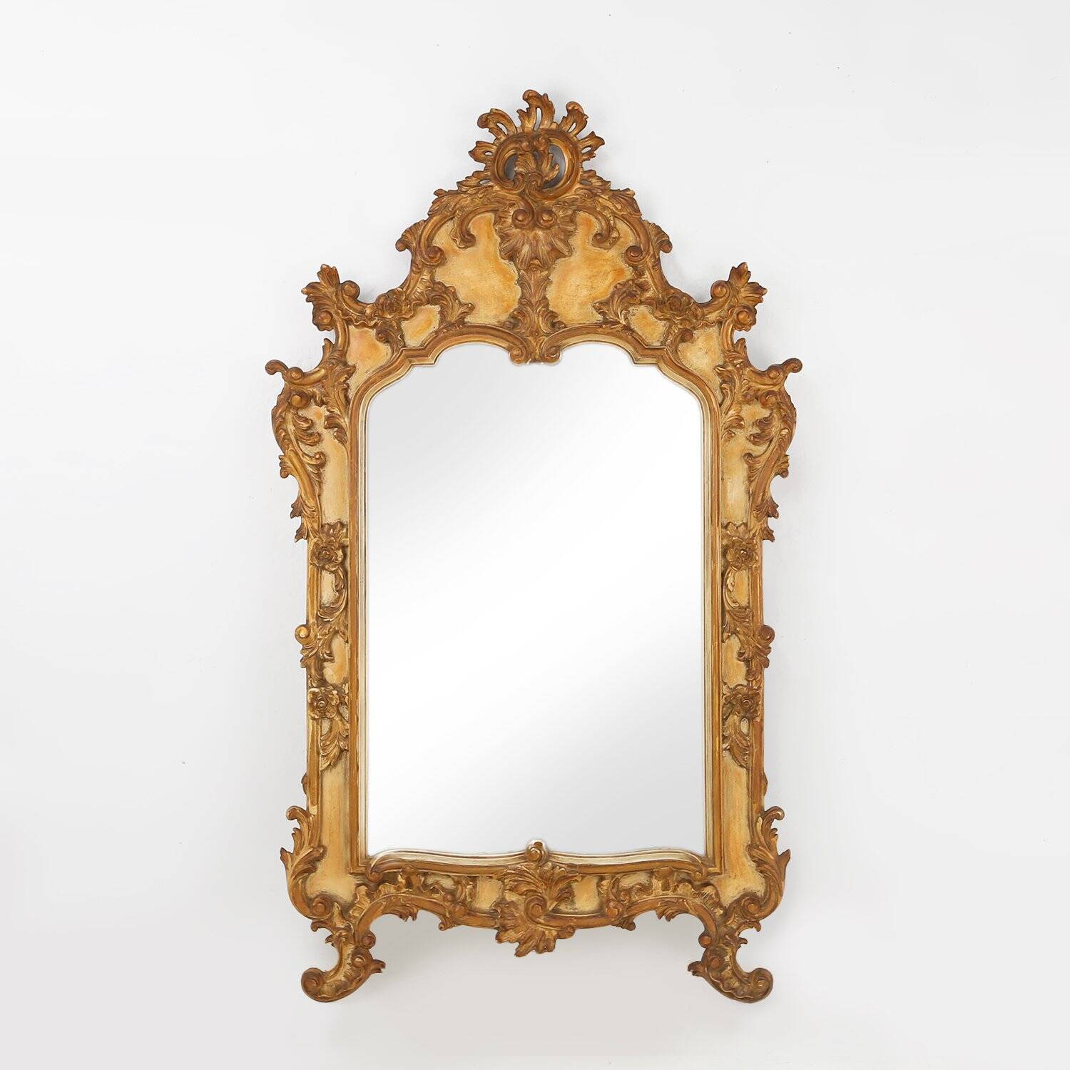 Grand miroir rococo doré en résine, Belgique, années 1950.