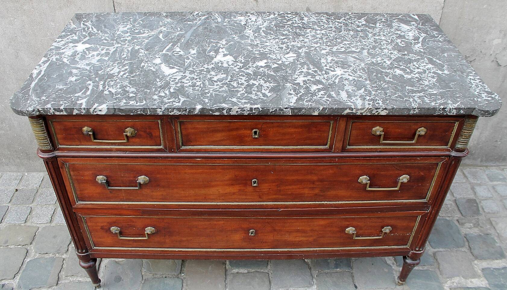 18th C. Mahogany Chest Of Drawers - Marble Top