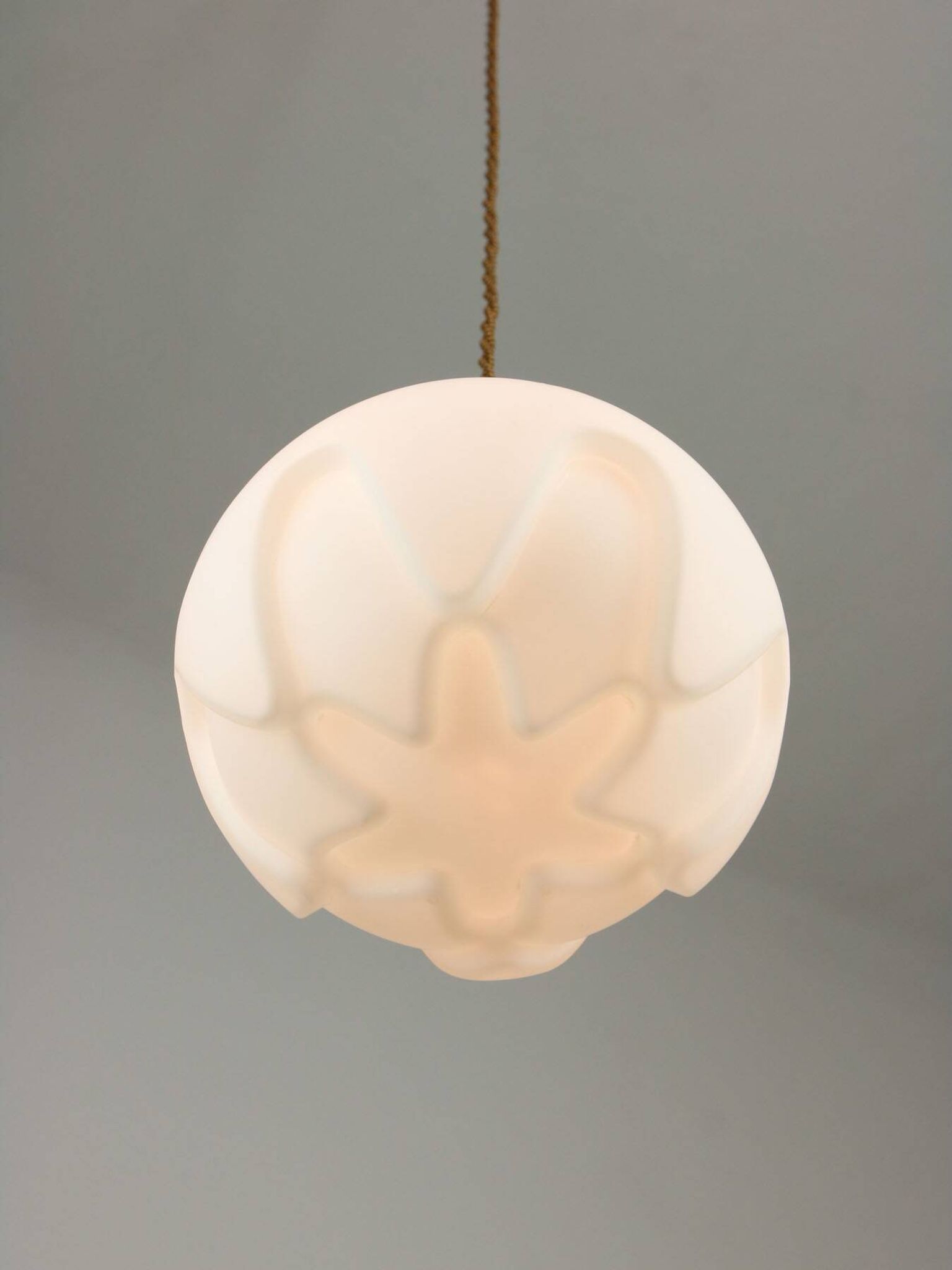 Lampe suspendue en laiton et opaline italienne du milieu du siècle