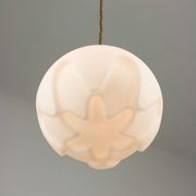 Lampe suspendue en laiton et opaline italienne du milieu du siècle