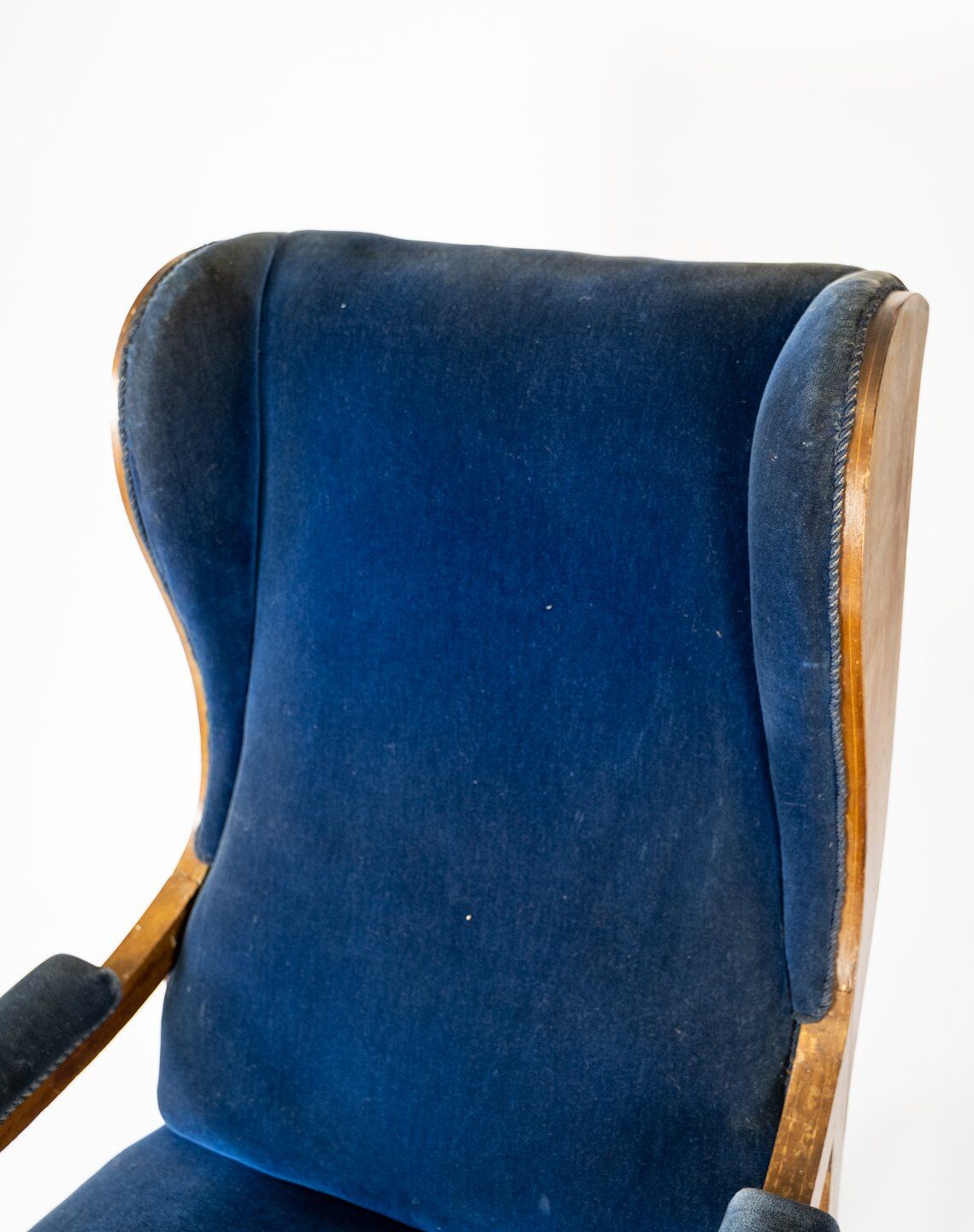 Armchair upholstered with blu velvet and mahogany designed by Frits Henningsen. The chair is great v