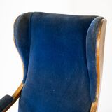 Armchair upholstered with blu velvet and mahogany designed by Frits Henningsen. The chair is great v