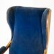 Fauteuils rembourré de velours bleu et d’acajou conçu par Frits Henningsen. La chaise est grande v