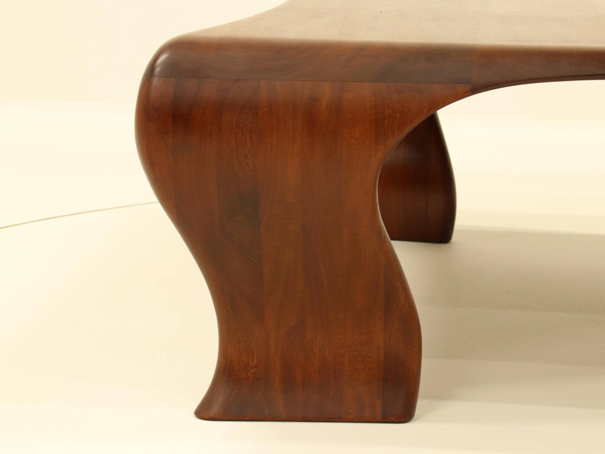 Table basse en Iroko massif par Marc Van Rampelberg