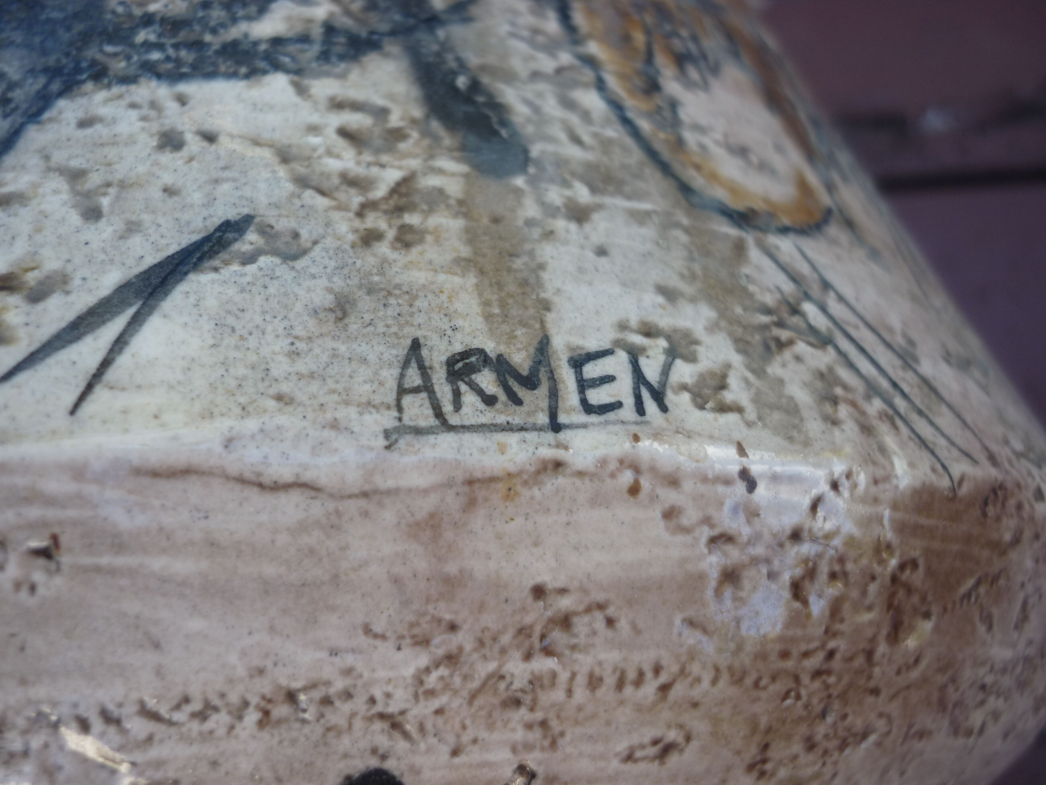 Vase vintage décor animaux préhistoire signé Armen