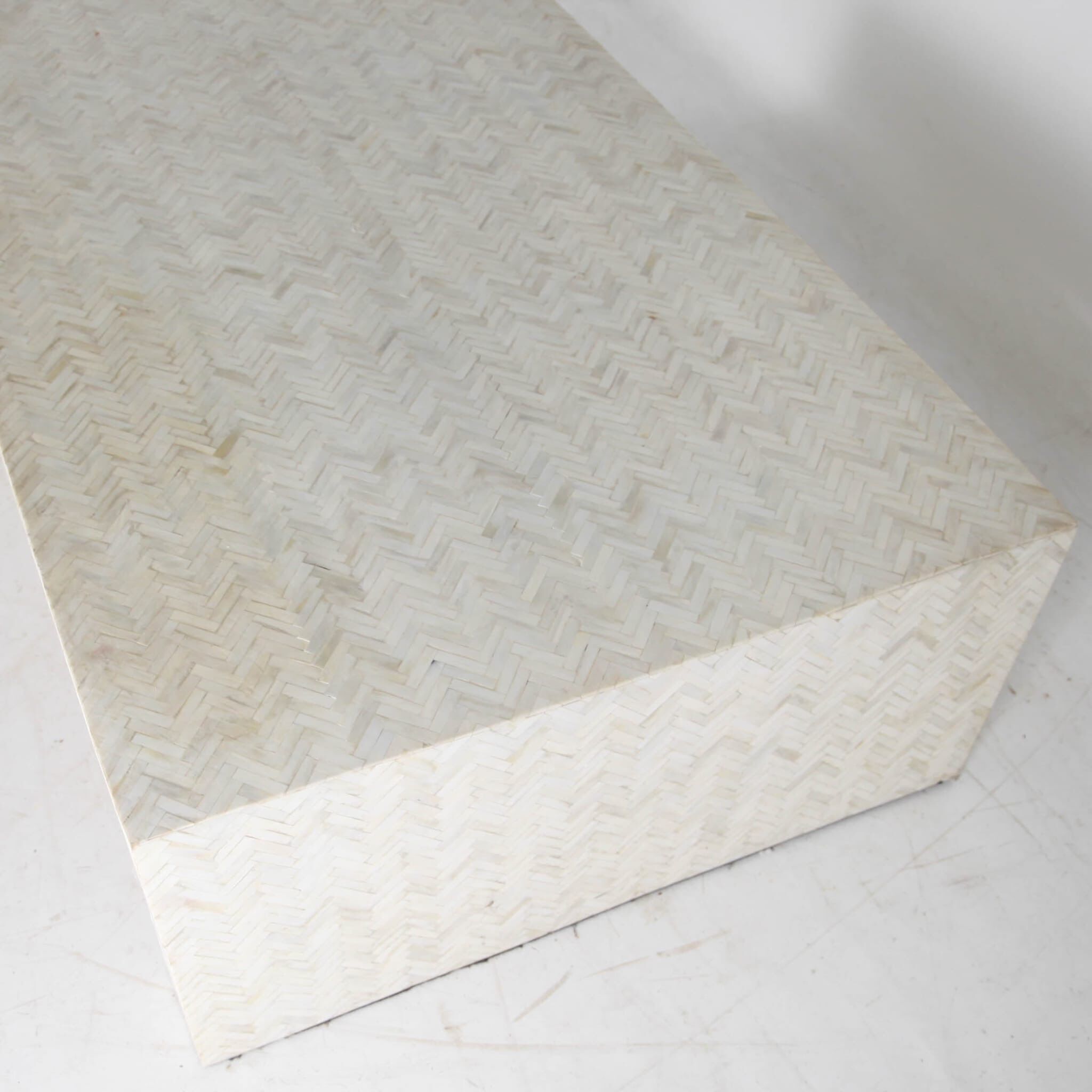 Coffee table in bone.