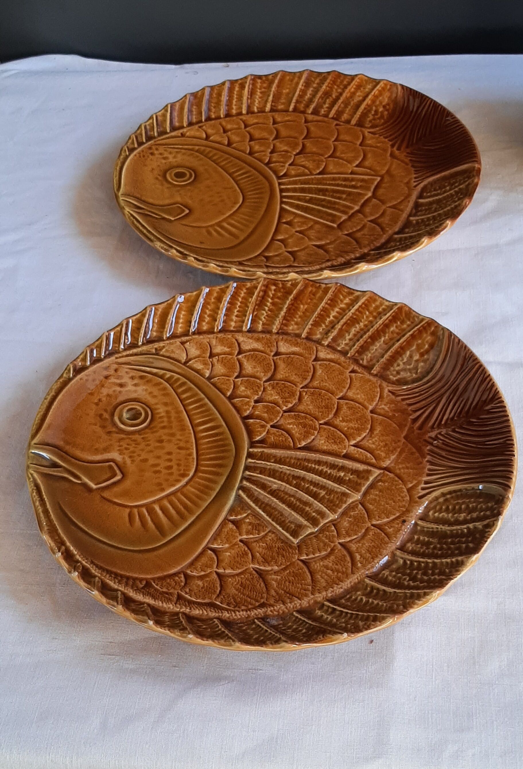 Lot de 2 assiettes en barbotine