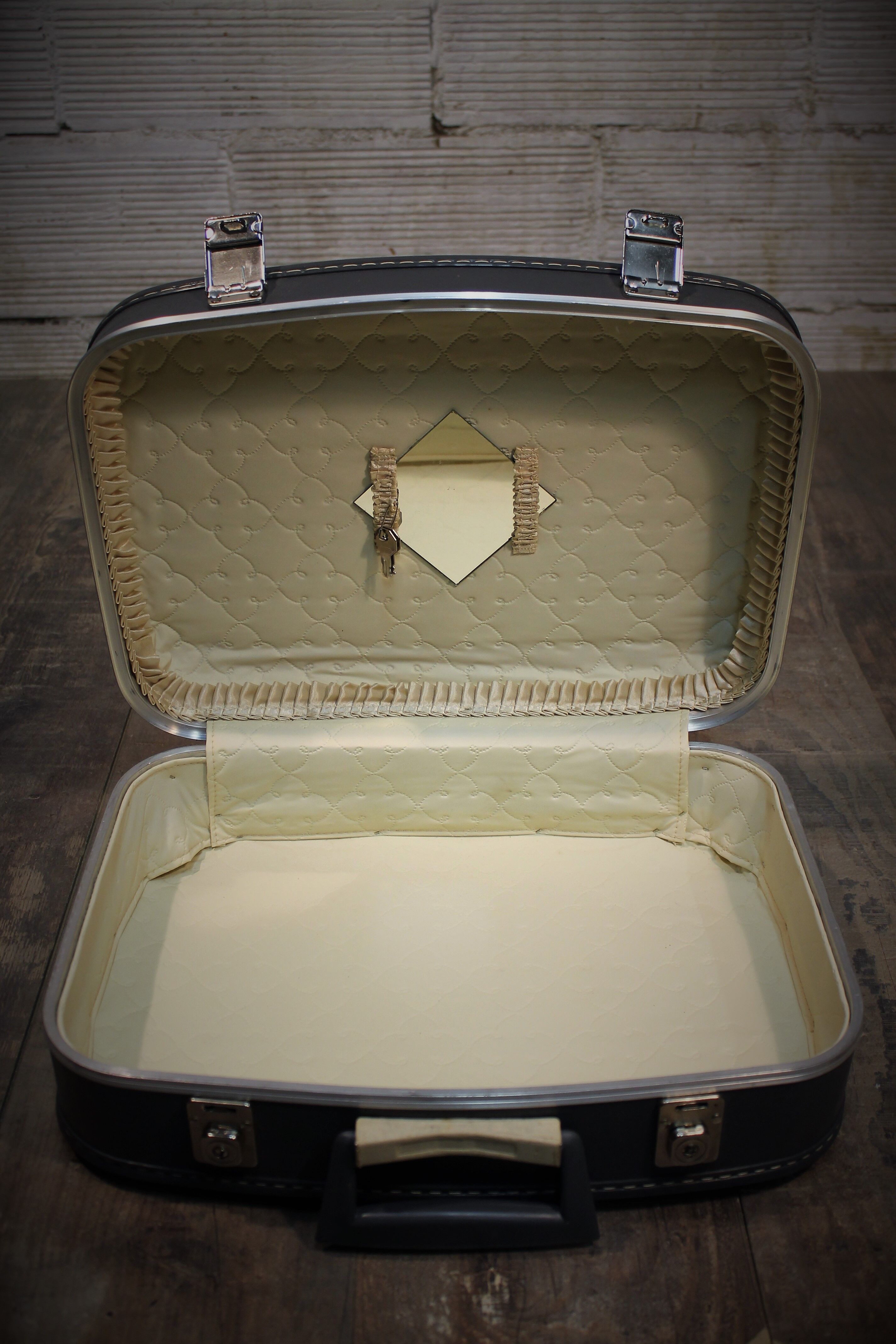 Nesting suitcases hostess & steward 60s