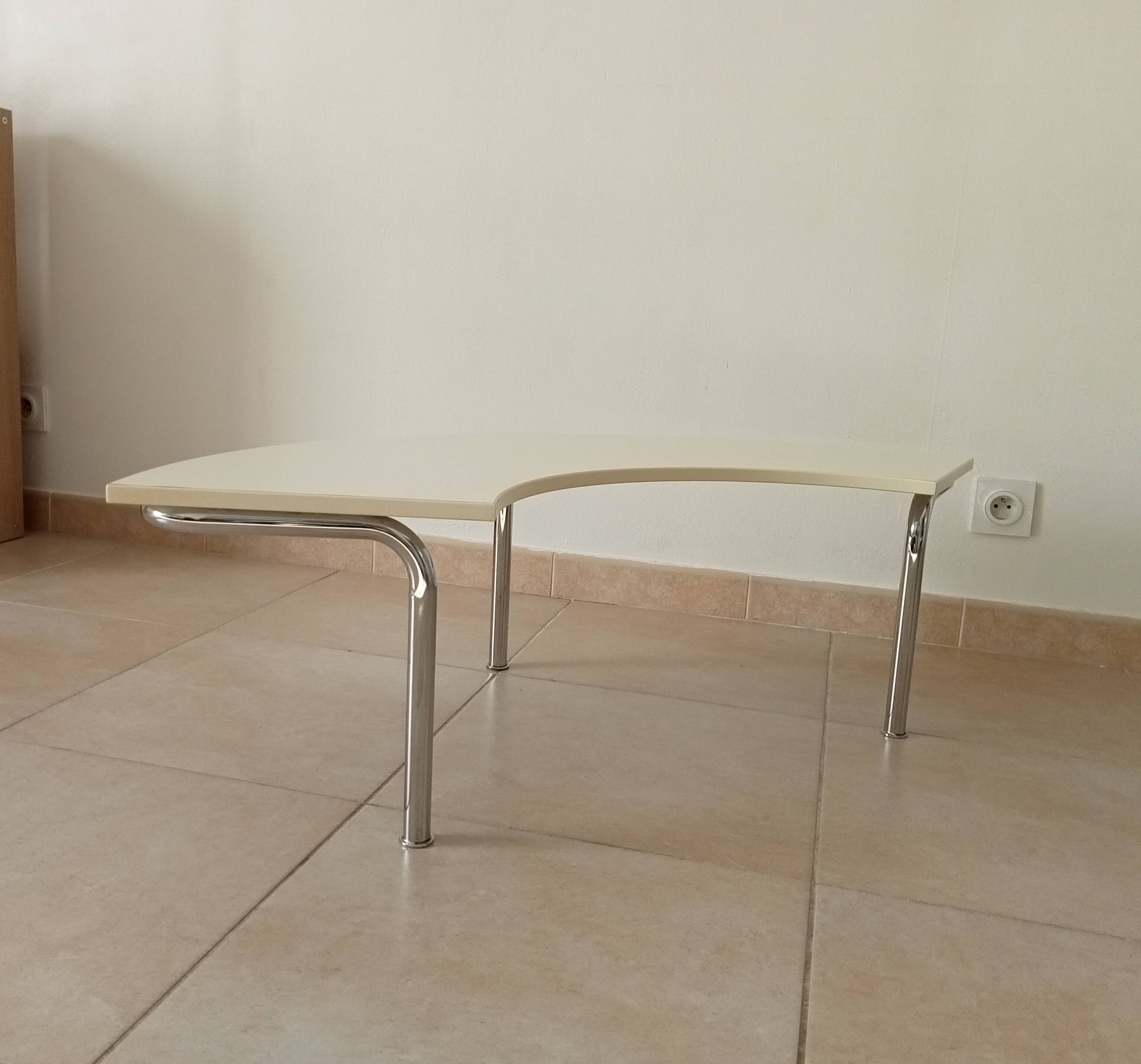 Vintage tripod coffee table in chrome and formica from the 1980s.