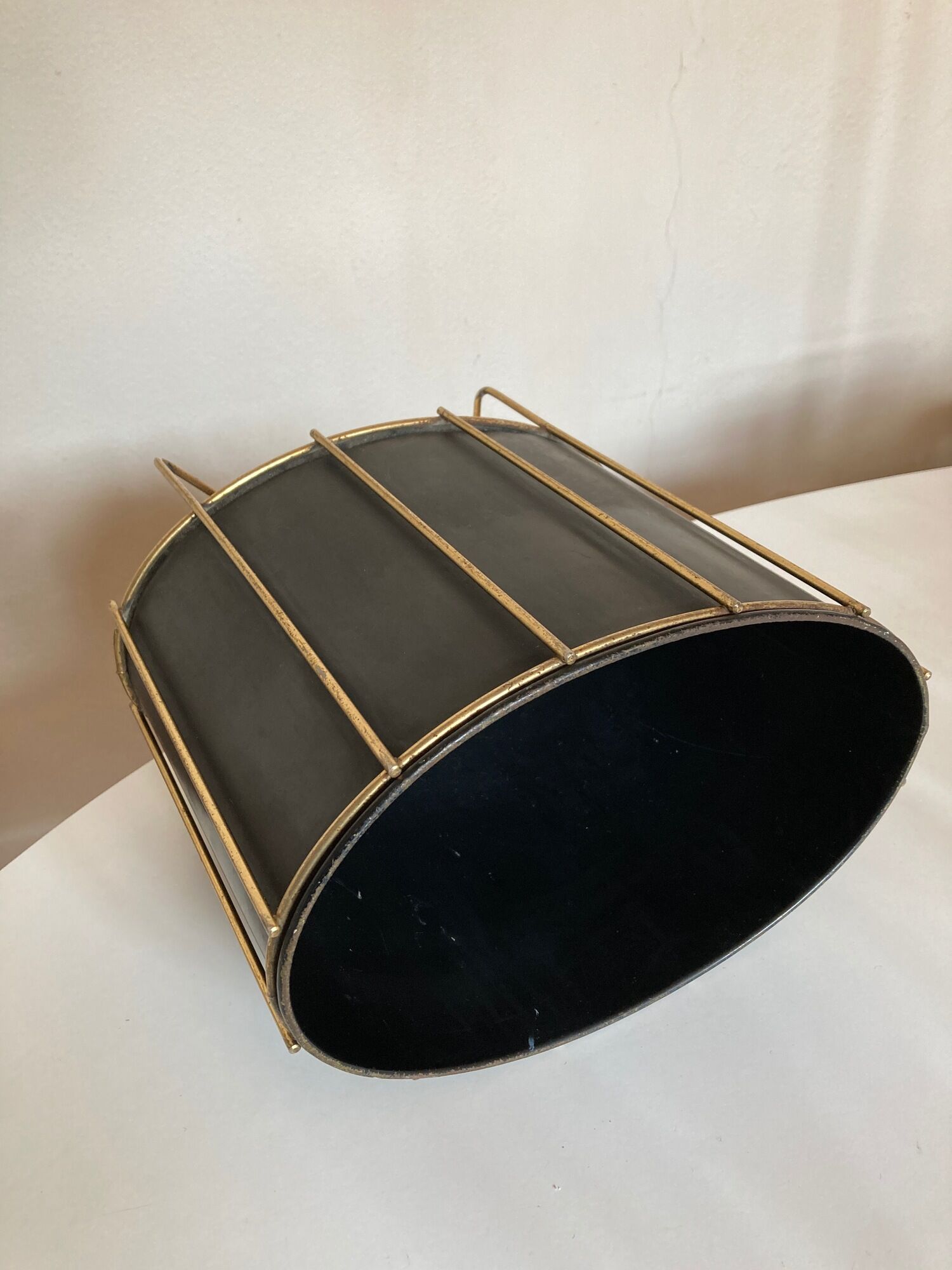 Modernist paper basket 1960 in black sheet metal and golden brass
