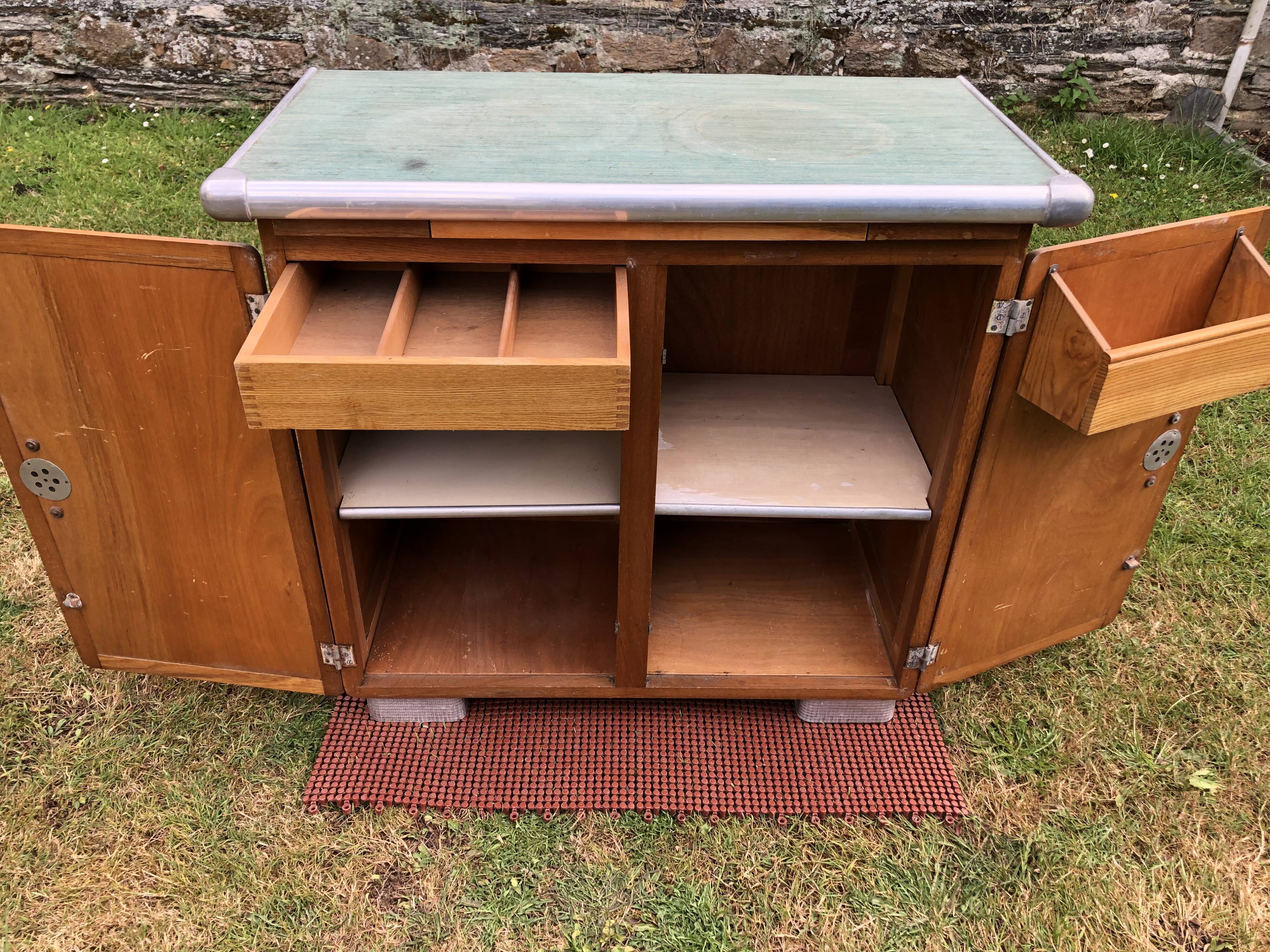 Buffet Mado vintage à 2 portes et 1 tirette en cp chêne.